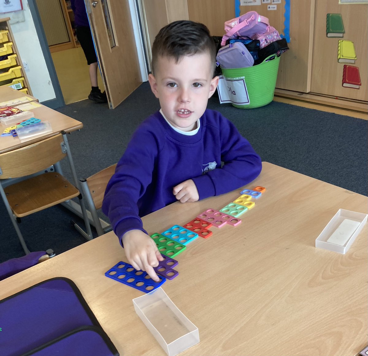P1a @StMonicaMilton are becoming dab hands at counting and ordering to 10. We can find the number before, the number after and the number in between. And we even found different ways of making totals of 3 and 4! We love investigating numbers using Numicon! 🧠💡🔢 ⭐️