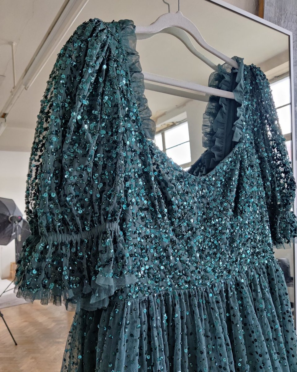 _Lovedrobe_'s tweet photo. Introducing NEW styles from occasion wear brand @maya_deluxe ✨ including this gorgeous emerald green square neck midi 💚 https://t.co/vTMFZ7ImpB
