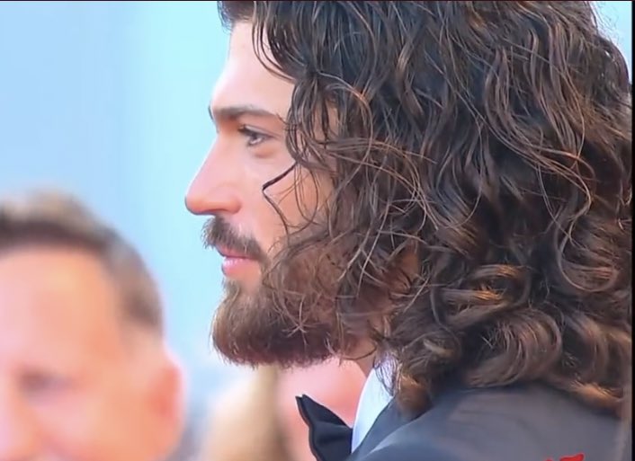 És ez a haj...
Lehet még fokozni a ma estét?

#ViolaComeIlMareVenezia79 
#CanYaman
#FrancescaChillemi