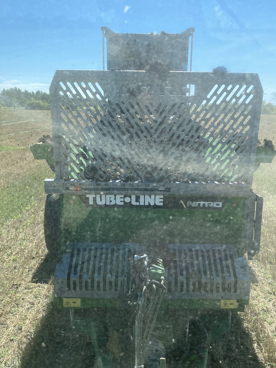 The cover crops not nearly as advanced as I’d like for spreading on, no rain holding up growth. But looking at the beans turning it’s time to get started with #spread22 new spreader with rate control working 👌#ontag