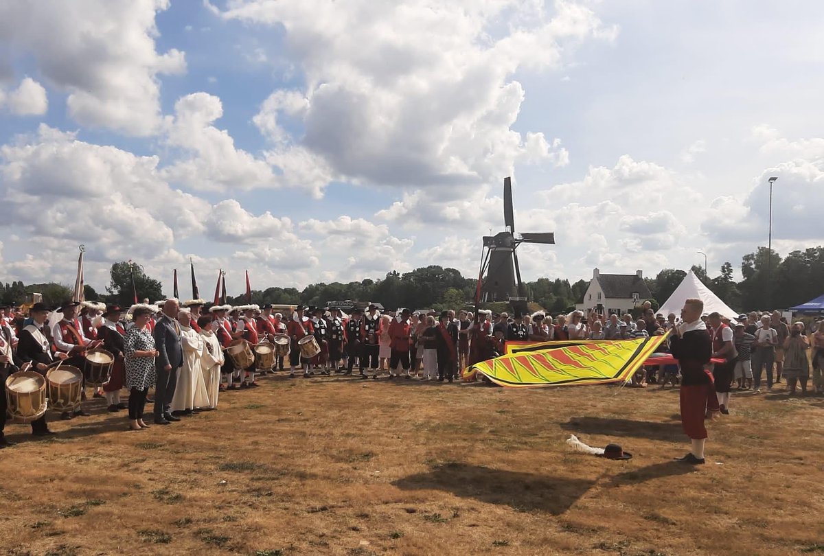 basvandervoort's tweet photo. De gemeente Nuenen, Gerwen en Nederwetten bestaat 200 jaar. Daarom bracht CvdK Ina Adema afgelopen zondag een feestelijke bezoek aan Nuenen. Hierbij schonk ze de gemeenschap een ‘Brabants Benkske’ en bezocht ze de diverse - door #NGN200 georganiseerde - festiviteiten. https://t.co/qBMl9Tq7GB