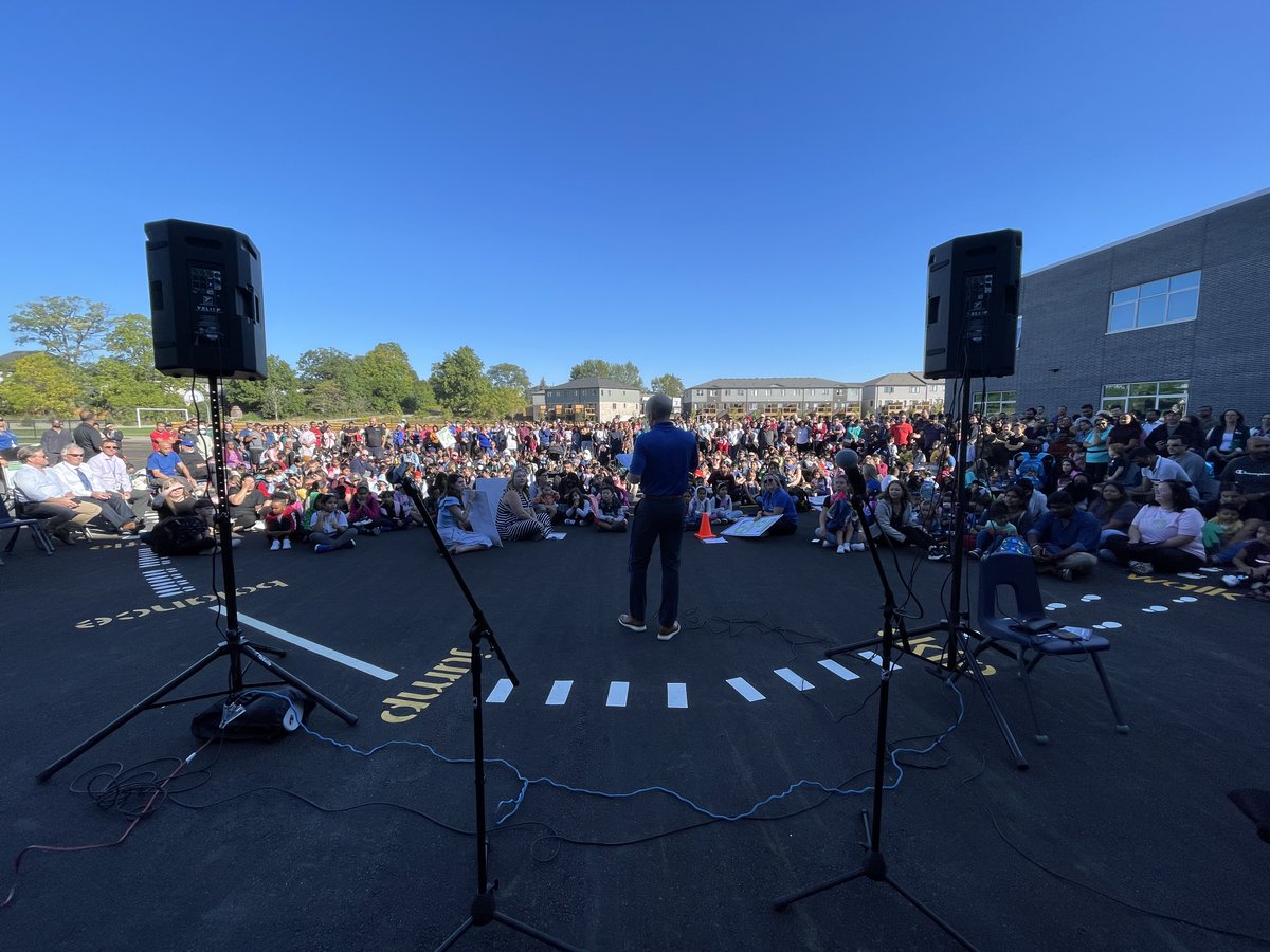 wrdsb's tweet image. This morning we grew by one! @oakwrdsb officially opened its doors, welcomed smiling student faces, and celebrated with its community. Welcome to the #WRDSBfam!

Thanks to #WRDSB trustees and staff, @CityKitchener dignitaries and @STSWR for joining the excitement. #WRDSBFirstDay