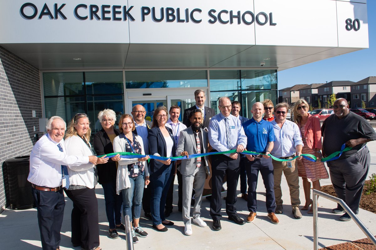 wrdsb's tweet image. This morning we grew by one! @oakwrdsb officially opened its doors, welcomed smiling student faces, and celebrated with its community. Welcome to the #WRDSBfam!

Thanks to #WRDSB trustees and staff, @CityKitchener dignitaries and @STSWR for joining the excitement. #WRDSBFirstDay