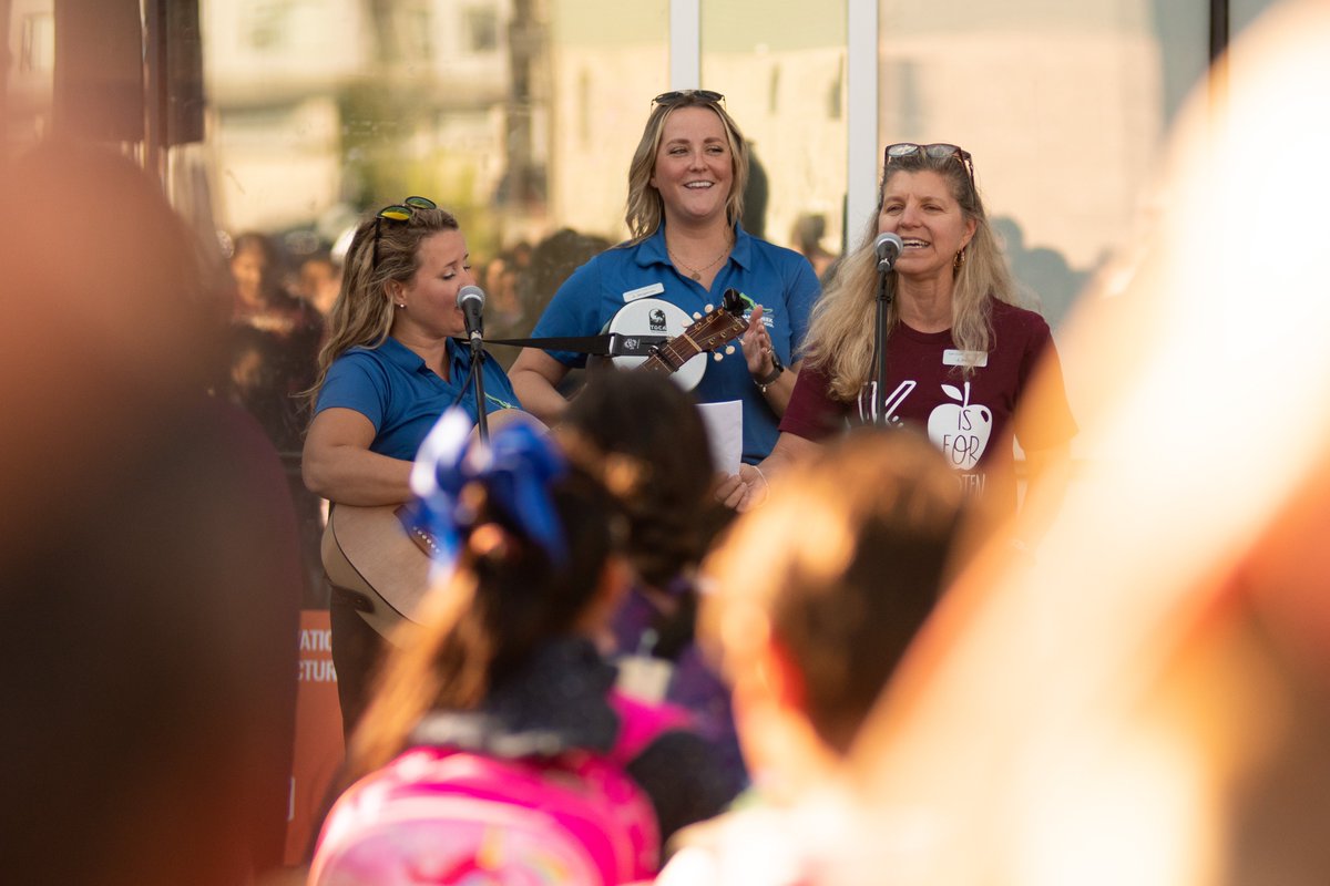 wrdsb's tweet image. This morning we grew by one! @oakwrdsb officially opened its doors, welcomed smiling student faces, and celebrated with its community. Welcome to the #WRDSBfam!

Thanks to #WRDSB trustees and staff, @CityKitchener dignitaries and @STSWR for joining the excitement. #WRDSBFirstDay