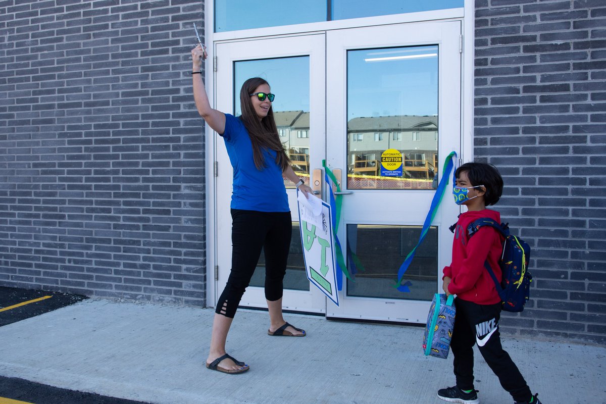 wrdsb's tweet image. This morning we grew by one! @oakwrdsb officially opened its doors, welcomed smiling student faces, and celebrated with its community. Welcome to the #WRDSBfam!

Thanks to #WRDSB trustees and staff, @CityKitchener dignitaries and @STSWR for joining the excitement. #WRDSBFirstDay