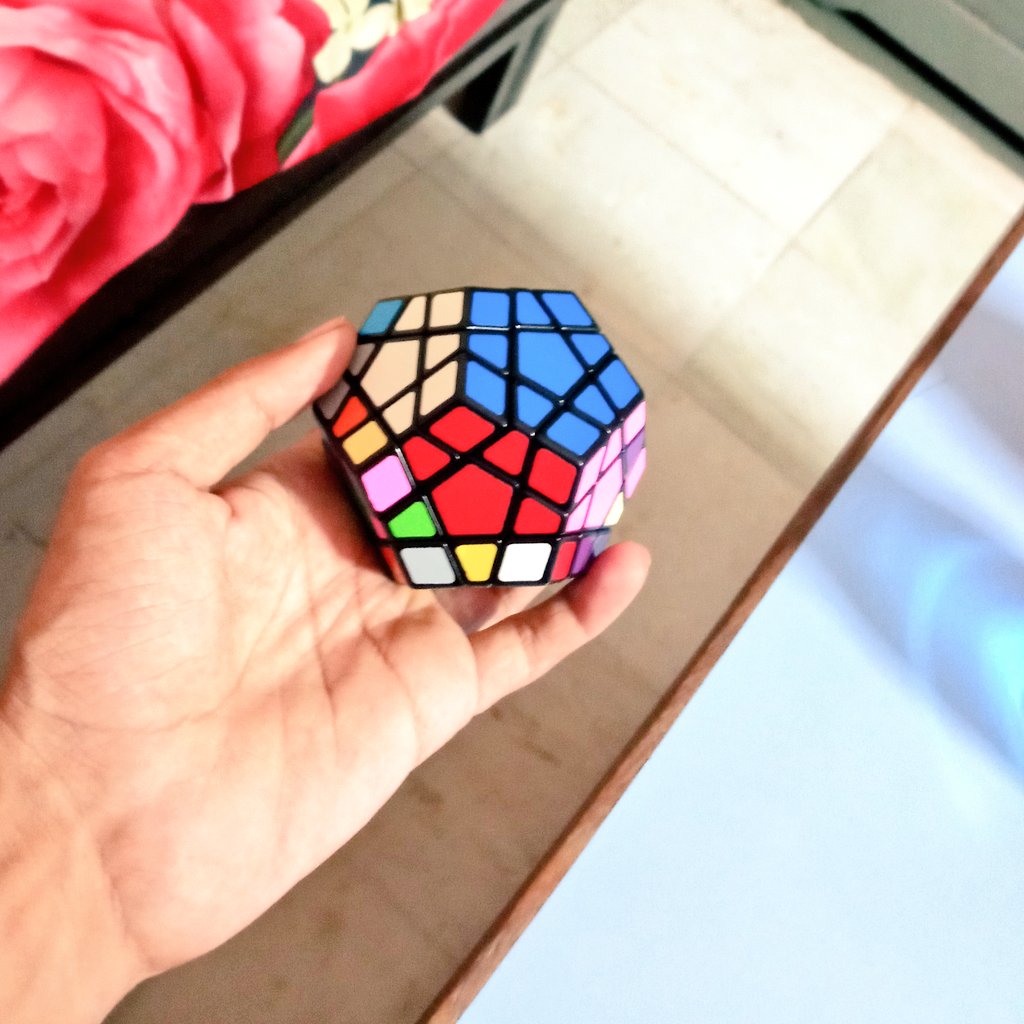 JayPandya_01's tweet photo. Can anyone share me the best algorithm to solve this!? 🤔
#algorithm #DSA #puzzle #cube #LoveinTheAir https://t.co/25gjIfnm5q