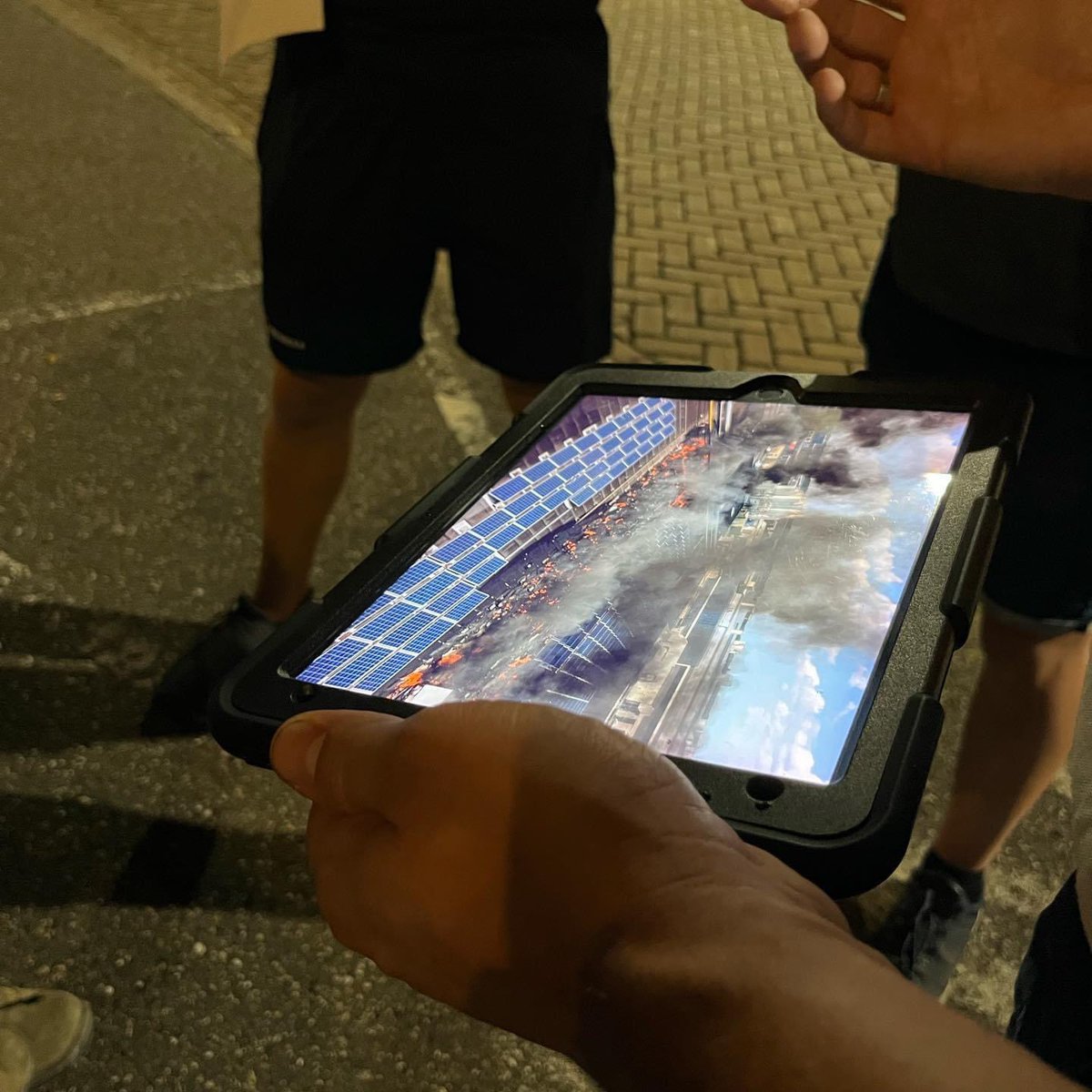 Vanavond beoefenen wij wat scenario’s met het thema energietransitie. Wat kunnen verwachten en hoe kunnen we veilig optreden bij calamiteiten zoals elektrische voertuigen, zonnepanelen, CNG ect. Op alles proberen voor te bereiden. 
#sliedrecht <a href="/VRZHZ/">Veiligheidsregio Zuid-Holland Zuid</a> <a href="/BrandweerZHZ/">Brandweer Zuid-Holland Zuid</a>