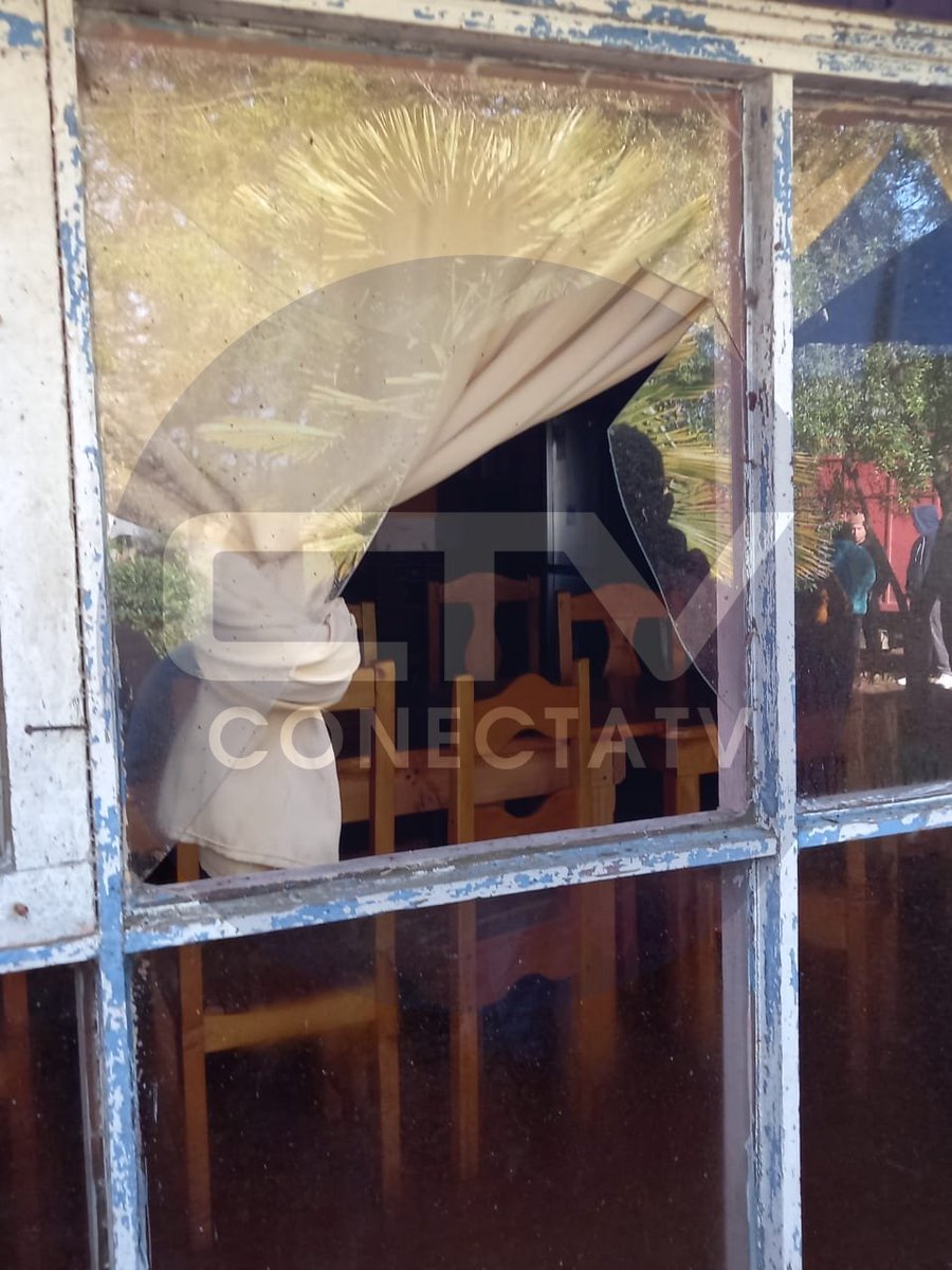 ConectaTV2's tweet photo. TIRÚA | Dirigente Mapuche denunció que desconocidos usaron explosivos para atacar su hogar en la localidad de San Ramón. Jorge Lincopan señaló que se hallaron restos de mecha y esquirlas, a 10 metros, de donde dormía él y su esposa (c/discapacidad física). GOPE efectúa pericias. https://t.co/9L2oB350bf