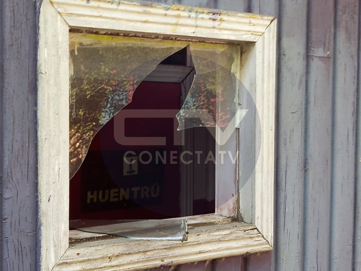 ConectaTV2's tweet photo. TIRÚA | Dirigente Mapuche denunció que desconocidos usaron explosivos para atacar su hogar en la localidad de San Ramón. Jorge Lincopan señaló que se hallaron restos de mecha y esquirlas, a 10 metros, de donde dormía él y su esposa (c/discapacidad física). GOPE efectúa pericias. https://t.co/9L2oB350bf