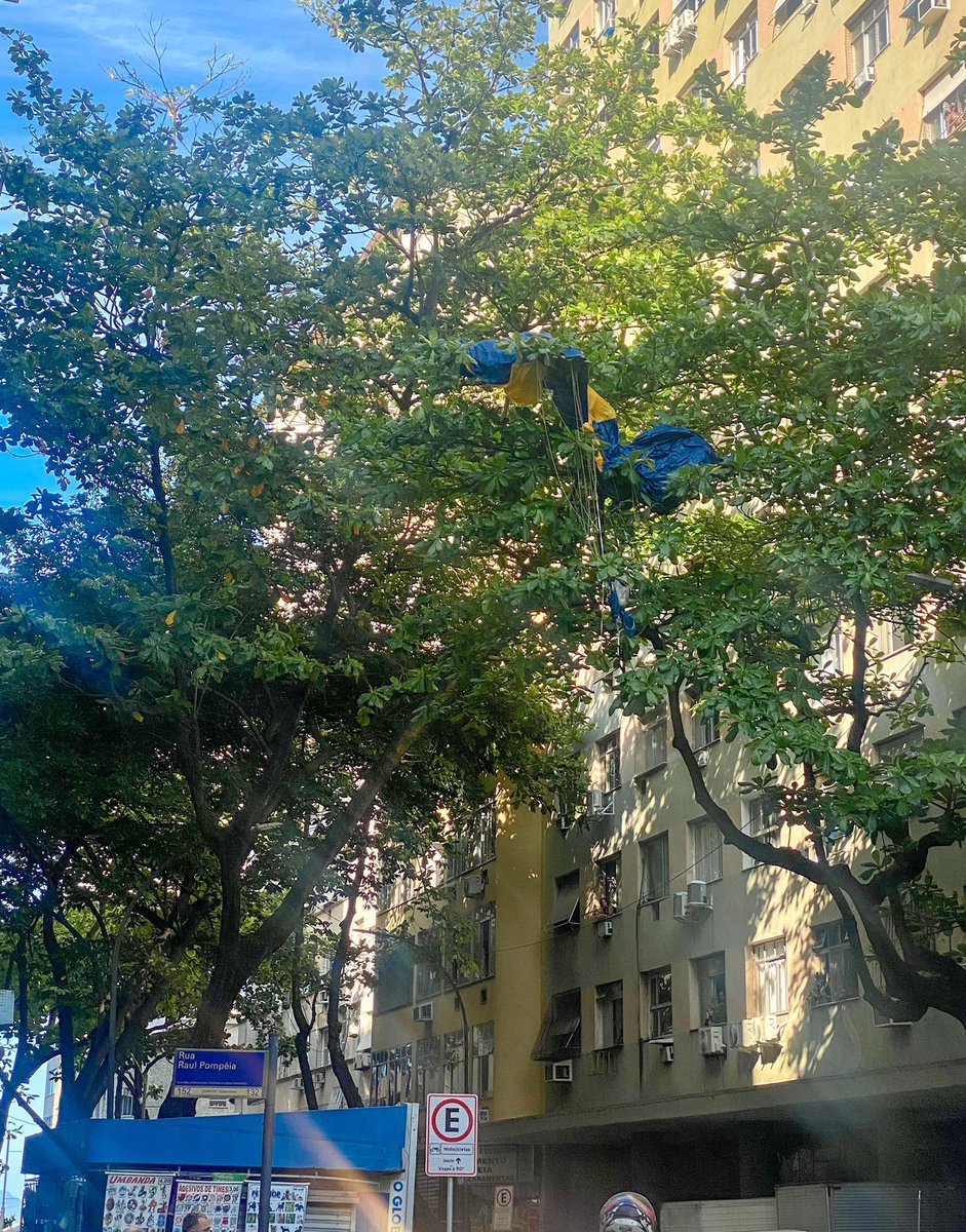 jef on Twitter: "começou o 7 de setembro em copacabana: paraquedistas bolsonaristas tentaram se apresentar e pousar na praia mas a ventania fez eles irem pra dentro do bairro. um caiu em
