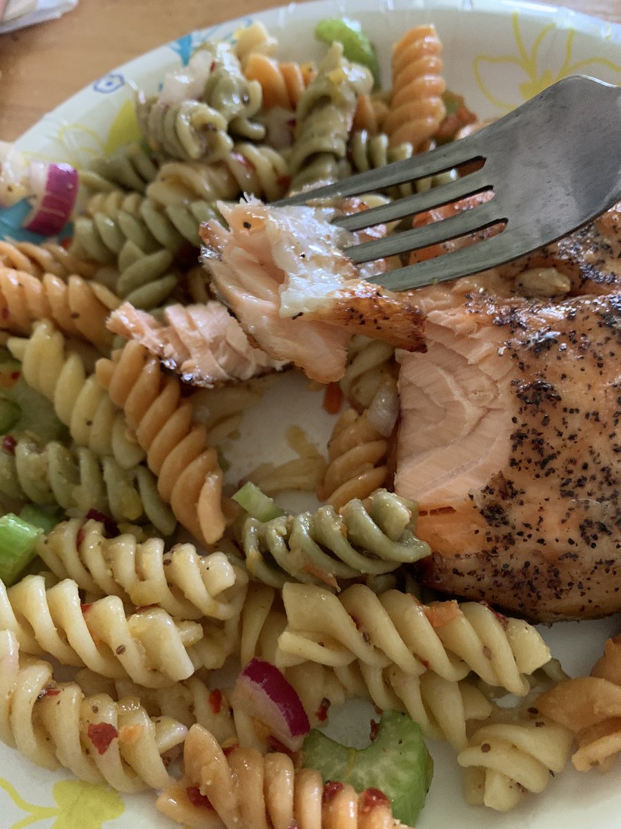 anders_cat's tweet image. FOOD PORN ALERT 🚨 🚨‼️
Lemon pepper baked salmon (skin on) and a home made spicy pasta salad.. enjoy!😁
@thisgrilllife @Spyder_Collins @ernestgvalenci1 @carsonbohdi  and to all my foodies out here in cyberspace!