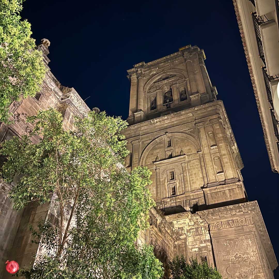 granadapictures's tweet photo. ¿Alguna vez te has preguntado por qué La Catedral de Granada solo tiene una torre? 

Pues bien, resulta que la primera catedral de estilo renacentista que hubo en España está sin terminar. 🤯

¿Pero a qué se debe? 🤔

Sigue leyendo👇👇👇 https://t.co/Fc72qnODc7
