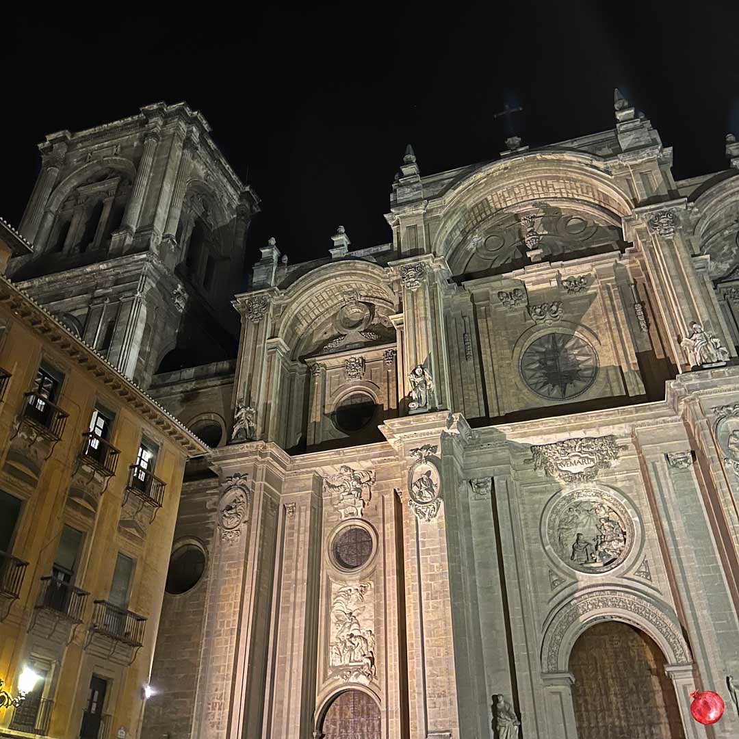 granadapictures's tweet photo. ¿Alguna vez te has preguntado por qué La Catedral de Granada solo tiene una torre? 

Pues bien, resulta que la primera catedral de estilo renacentista que hubo en España está sin terminar. 🤯

¿Pero a qué se debe? 🤔

Sigue leyendo👇👇👇 https://t.co/Fc72qnODc7