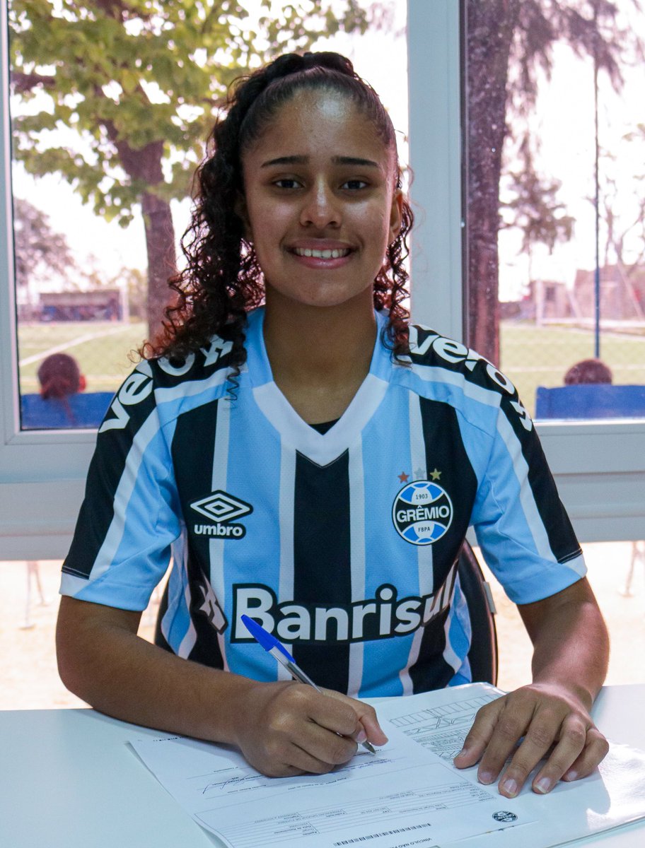 A atacante Júlia Martins assinou vínculo com o Grêmio, na última semana. Júlia chegou à Escola de Futebol com 13 anos e é uma das promessas das Gurias Gremistas.

Nome completo: Julia Martins Araújo
Nascimento: 29/06/2007
Naturalidade: Marabá - PA