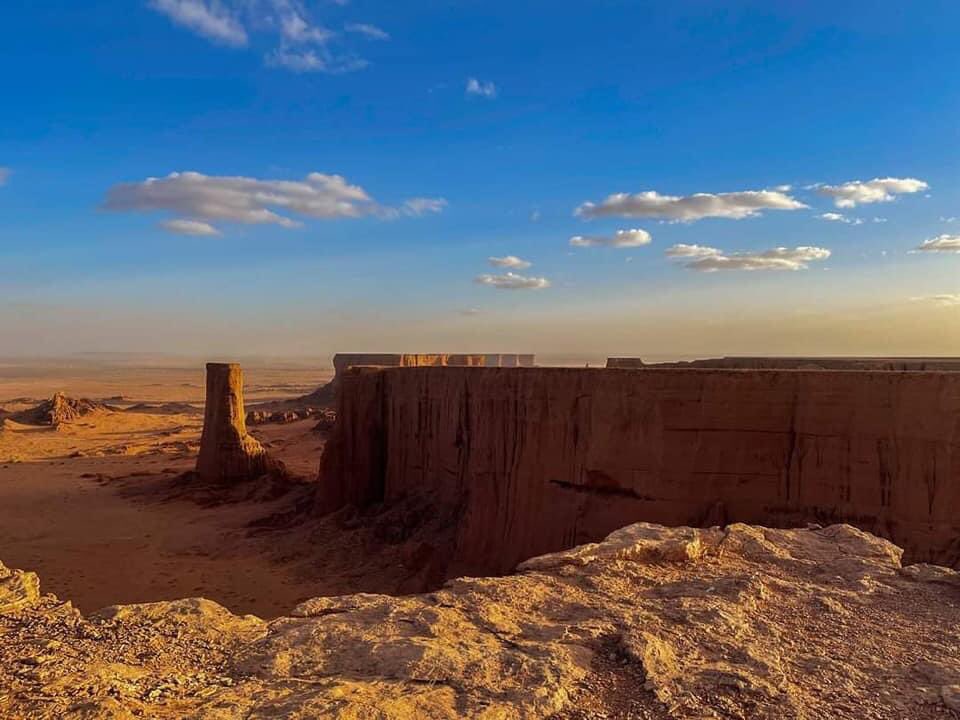 chlambo34's tweet photo. Les Montagnes d’El Gour sont une formation géologique située près de l’oasis de #Brezina dans la wilaya d’El Bayadh en #Algérie.
Les #Gours sont des tours naturelles de roches rougeâtres aux formes étranges qui rappellent les paysages intemporels de l’Ouest Américain.
#FDCTrek https://t.co/l584pxFpN7