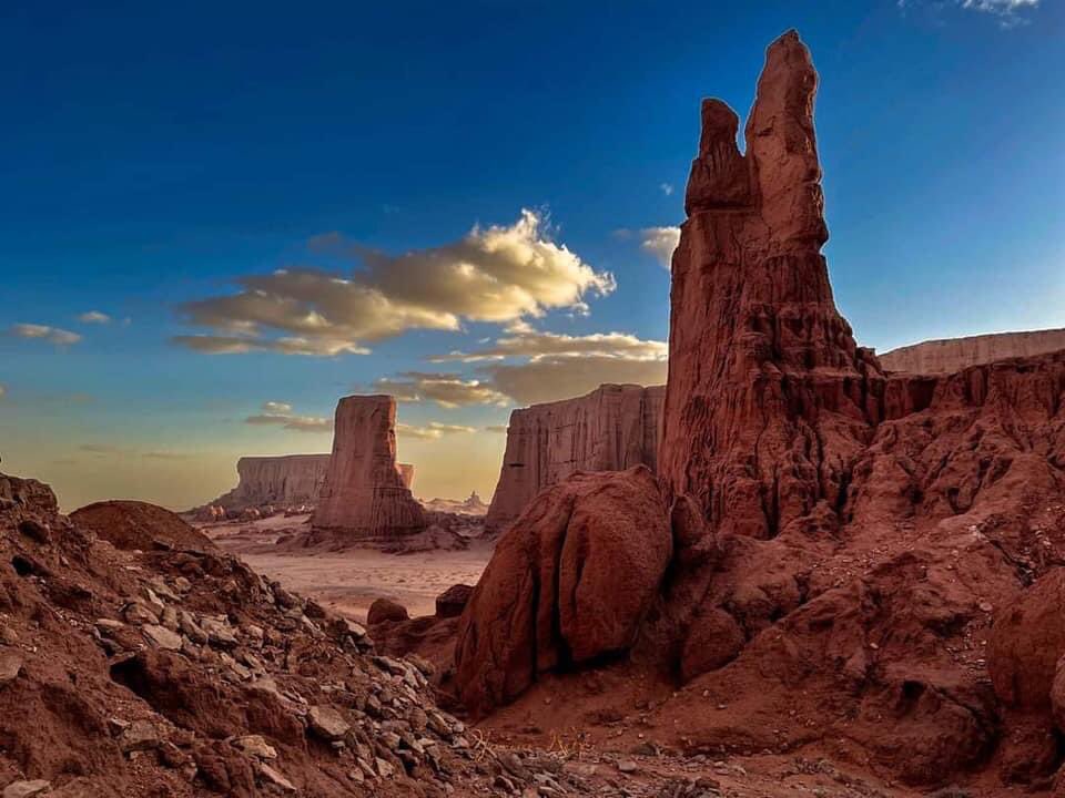 chlambo34's tweet photo. Les Montagnes d’El Gour sont une formation géologique située près de l’oasis de #Brezina dans la wilaya d’El Bayadh en #Algérie.
Les #Gours sont des tours naturelles de roches rougeâtres aux formes étranges qui rappellent les paysages intemporels de l’Ouest Américain.
#FDCTrek https://t.co/l584pxFpN7