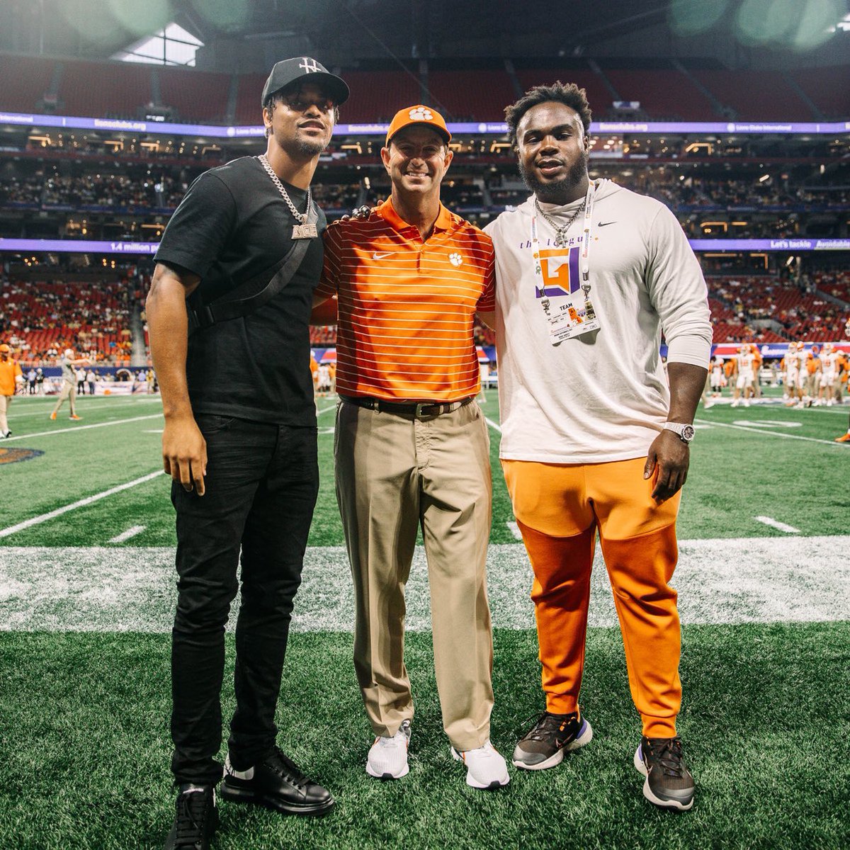 .<a href="/ajterrell_8/">AJ Terrell</a> &amp; <a href="/GradyJarrett/">Grady Jarrett</a> made a stop at the 🏡 to check out their Tigers 🐅 

📸: <a href="/ClemsonFB/">Clemson Football</a>