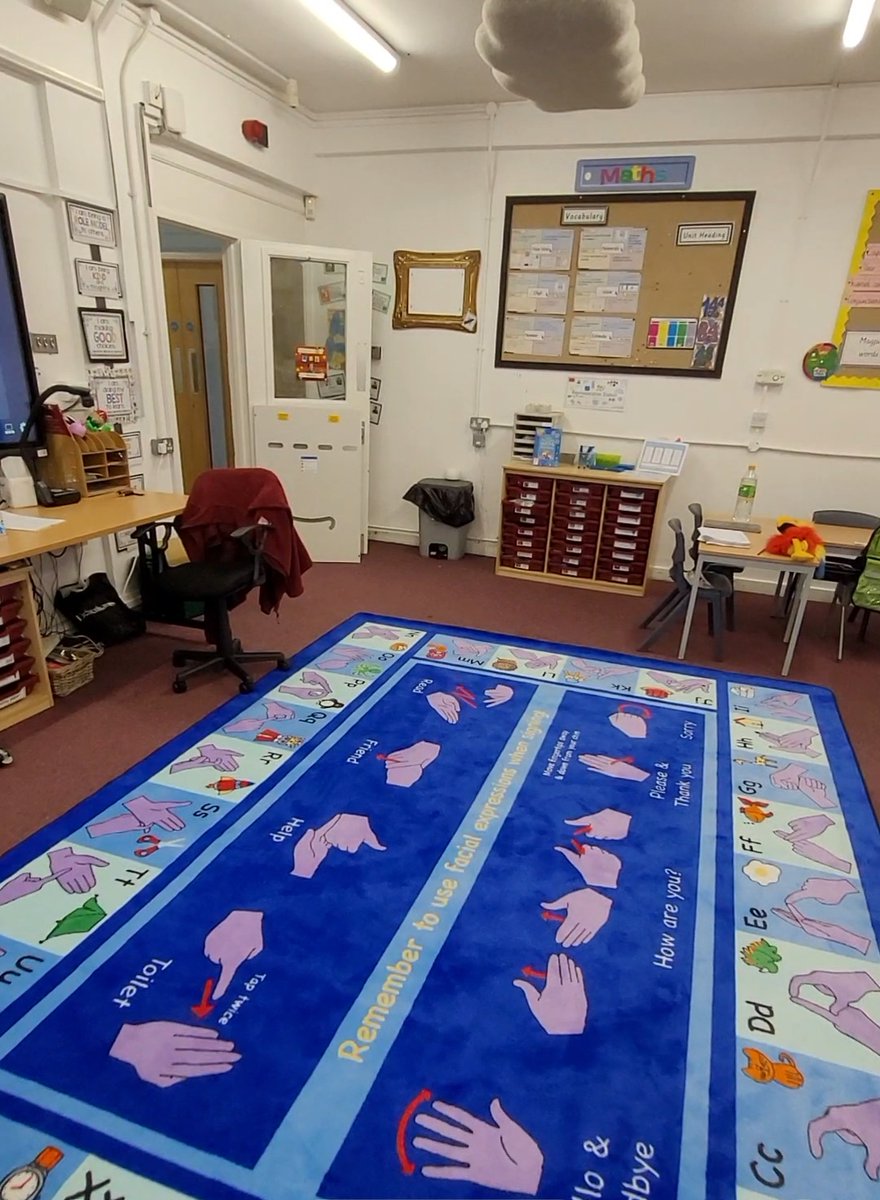 Love, love, love my new BSL rug and acoustic cloud absorbers @PercyShurmerAET @mrsrmurad! 3Atinuke, I am ready for you! @AETAcademies #PercyDLB #DeafEducation #BSLforAll