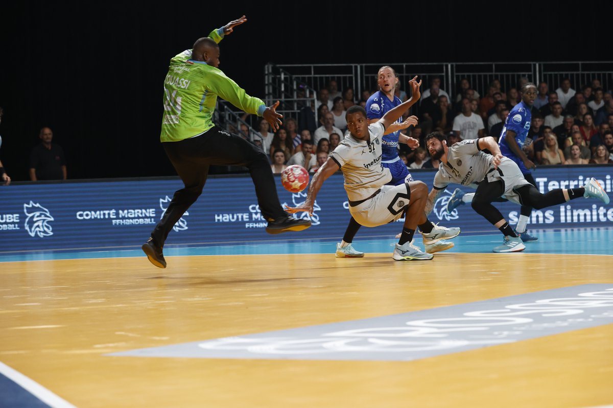 psghand's tweet photo. 45' : Ça rentre pour Gautier ! 💪 (18-28) #STRPSG https://t.co/mfG9nxV1eZ