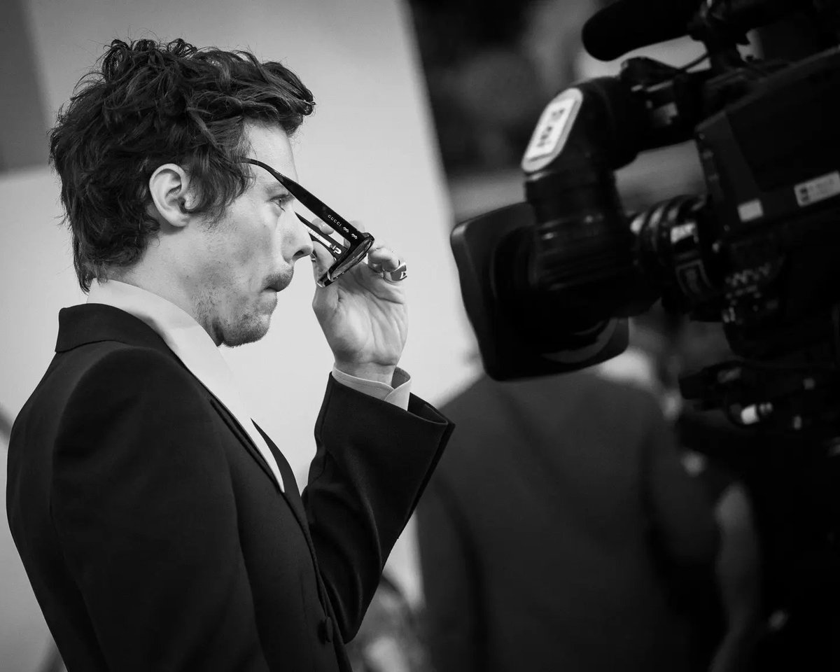 piermarcomenini's tweet photo. 𝙃𝙖𝙧𝙧𝙮 𝙎𝙩𝙮𝙡𝙚𝙨 @Harry_Styles

🎤 Cantante/Singer
📽 "Don't Worry Darling"
➖️
© Piermarco Menini 📸
79th Venice Film Festival
➖️ https://t.co/sXQfqZNXBr
