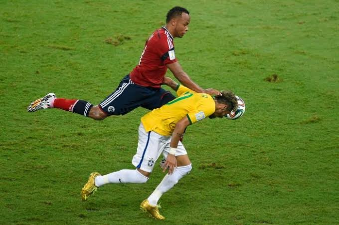 paposfut's tweet photo. Toda vez que o Neymar caí no chão, vem esse flash na minha cabeça https://t.co/73CvjmdtAk