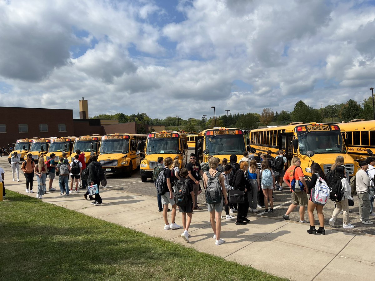 Murphy_LSHS's tweet photo. A successful first day! See you all tomorrow! #194FirstDay https://t.co/Q2LTMr1kdB