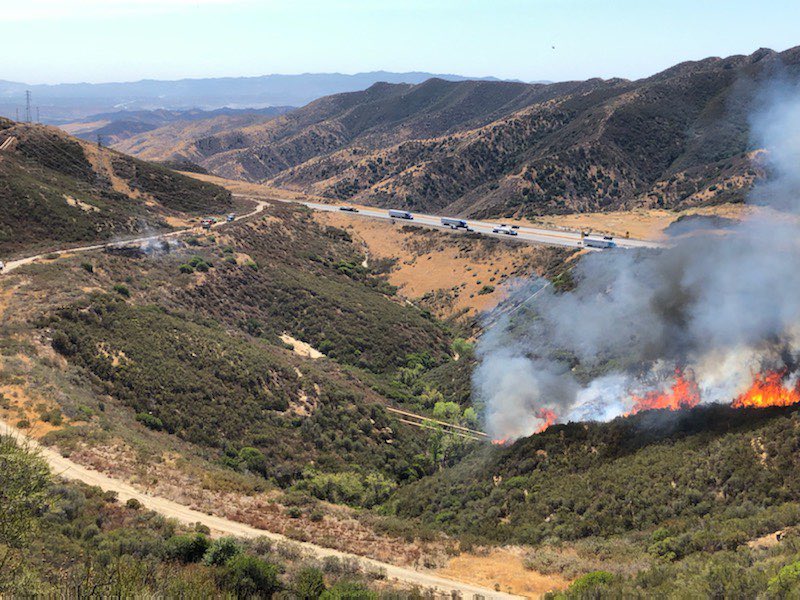 Angeles_NF's tweet image. |Update| #FiveFire The fire has grown to 3 acres. Two spot fires are actively burning under power lines. The right lane of NB I-5 and the off ramp to Templin HWY are closed.