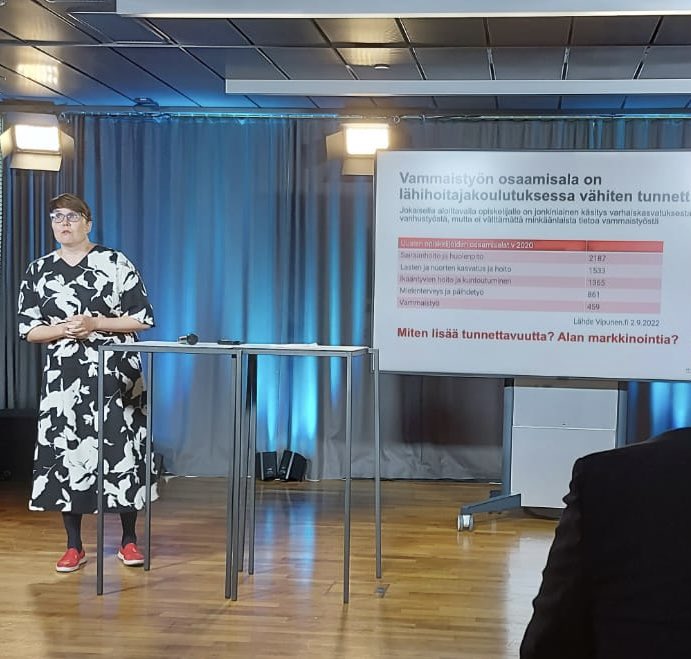 Etsittiin yhdessä ratkaisuja  kehitysvamma-alan työvoimapulaan. Kohtaamisen ammattiin kannattaa kutsua myös aikuisia alanvaihtajia ja Suomessa jo olevia maahanmuuttajia. Kelpoisuuksien tarkastelu myös paikallaan - osaajia voisi löytyä monella taustalla! #vammaistyö #työvoimapula