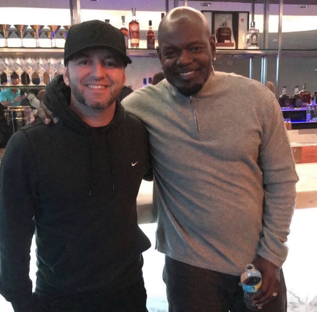 We had a couple of cold ones in this pic! Dee Lincoln’s Charity poker tournament <a href="/EmmittSmith22/">Emmitt Smith</a> ✅✅✅💪🏻