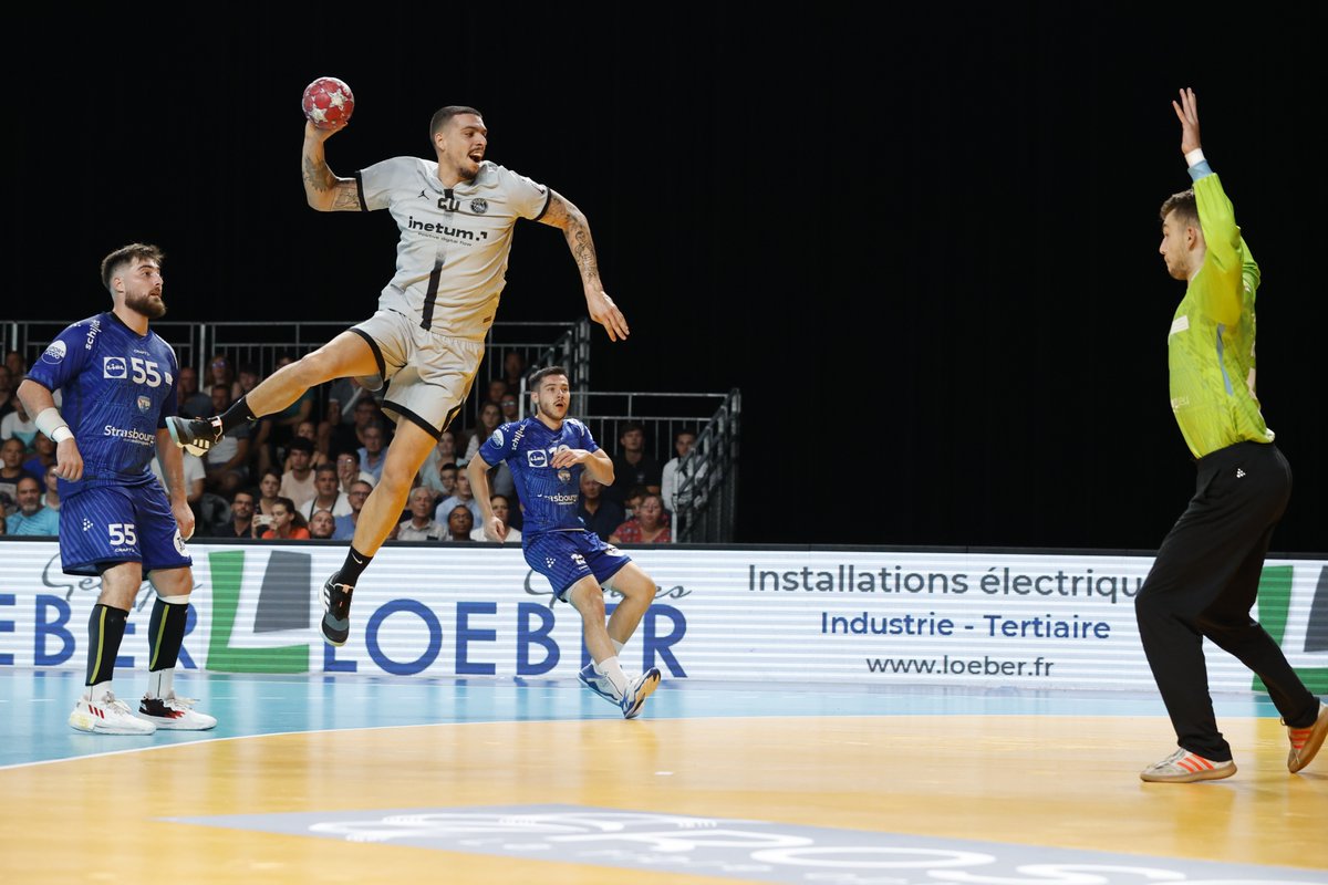 psghand's tweet photo. 49' : Paris passe à +13 ! Encore une dizaine de minutes dans cette rencontre (19-32) #STRPSG https://t.co/ljjLRPhxZc
