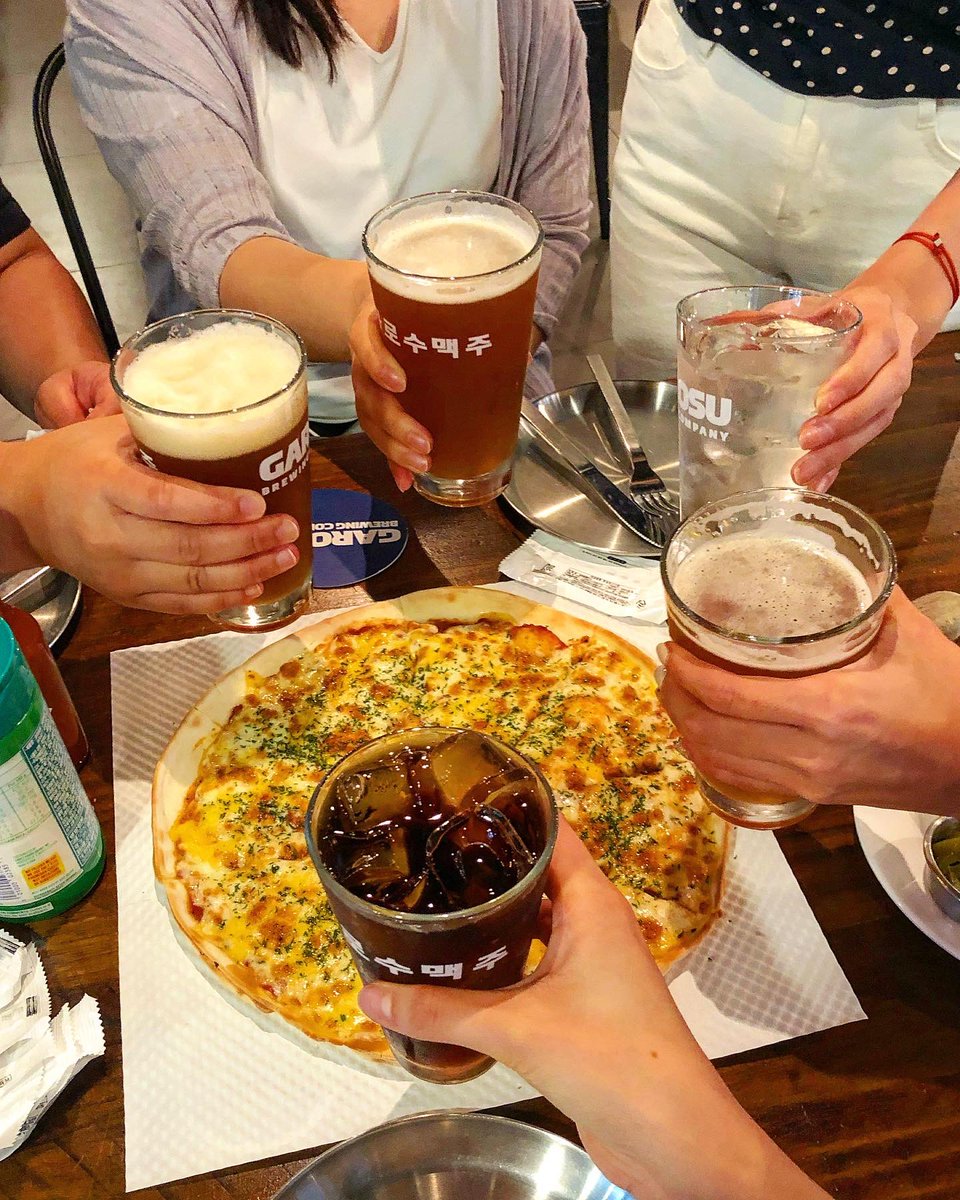 #tastytuesday is best spent at a work dinner (회식) with pizza pie among co-workers! ☺️🍕
.
.
.
#korea #seoul #garosugil #koreanpizza #pizza #foodie #foodporn #instafood #se0ulsearcher #가로수길 #가로수길맛집 #가로수맥주 #술집 #피자 #피자맛집 #푸드스타그램