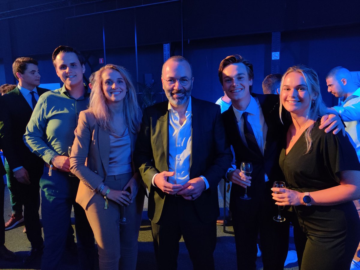 Op uitnodiging van <a href="/tbwberendsen/">Tom Berendsen</a> aanwezig bij de EPP Youth Week. Vanavond een diner waar ook <a href="/ManfredWeber/">Manfred Weber</a> aanwezig is. Mooi om te spreken met vele jongere christendemocraten uit Europa. Er zijn een hoop talentvolle christendemocraten aanwezig in Europa en in Nederland!