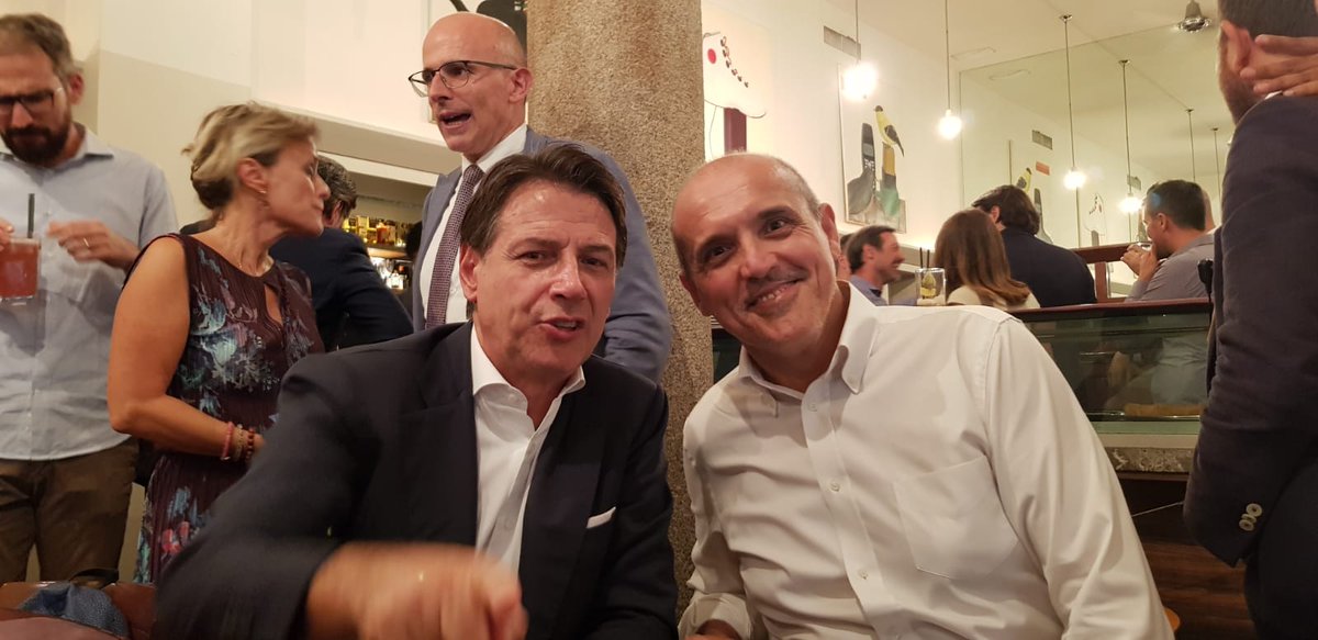 eughenos's tweet photo. A Milano ho scambiato qualche parola con Giuseppe Conte. Tanta gente accorsa per parlare con lui.
#DallaParteGiusta https://t.co/eg9BSrxhII