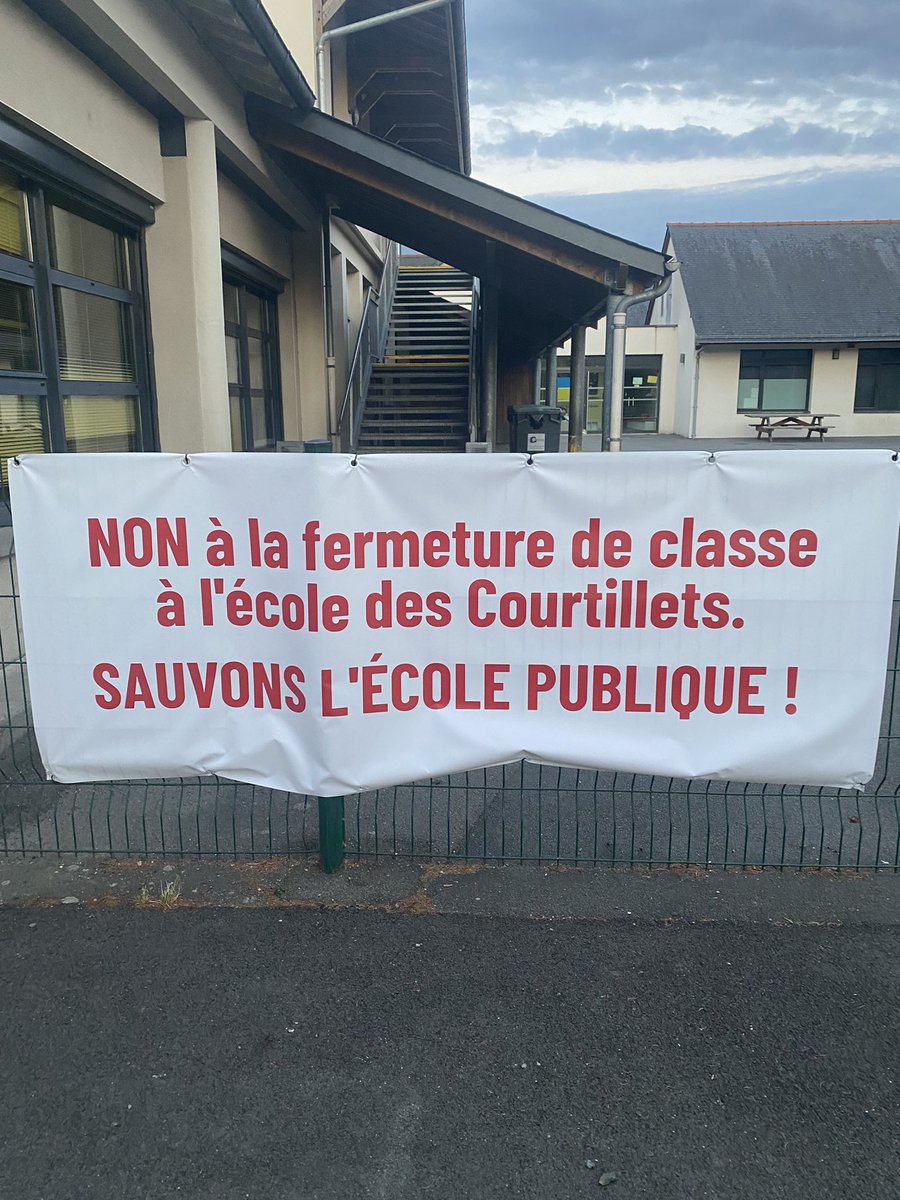 [📣BREAKING NEWS📣] Bonne nouvelle. Pas de fermeture de classe. Il y aura bien 11 classes cette année à l’école des Courtillets de #HédéBazouges. Merci à tous les parents d’élèves, mais également à tous les élus locaux pour leur implication. Bonne rentrée à tous !