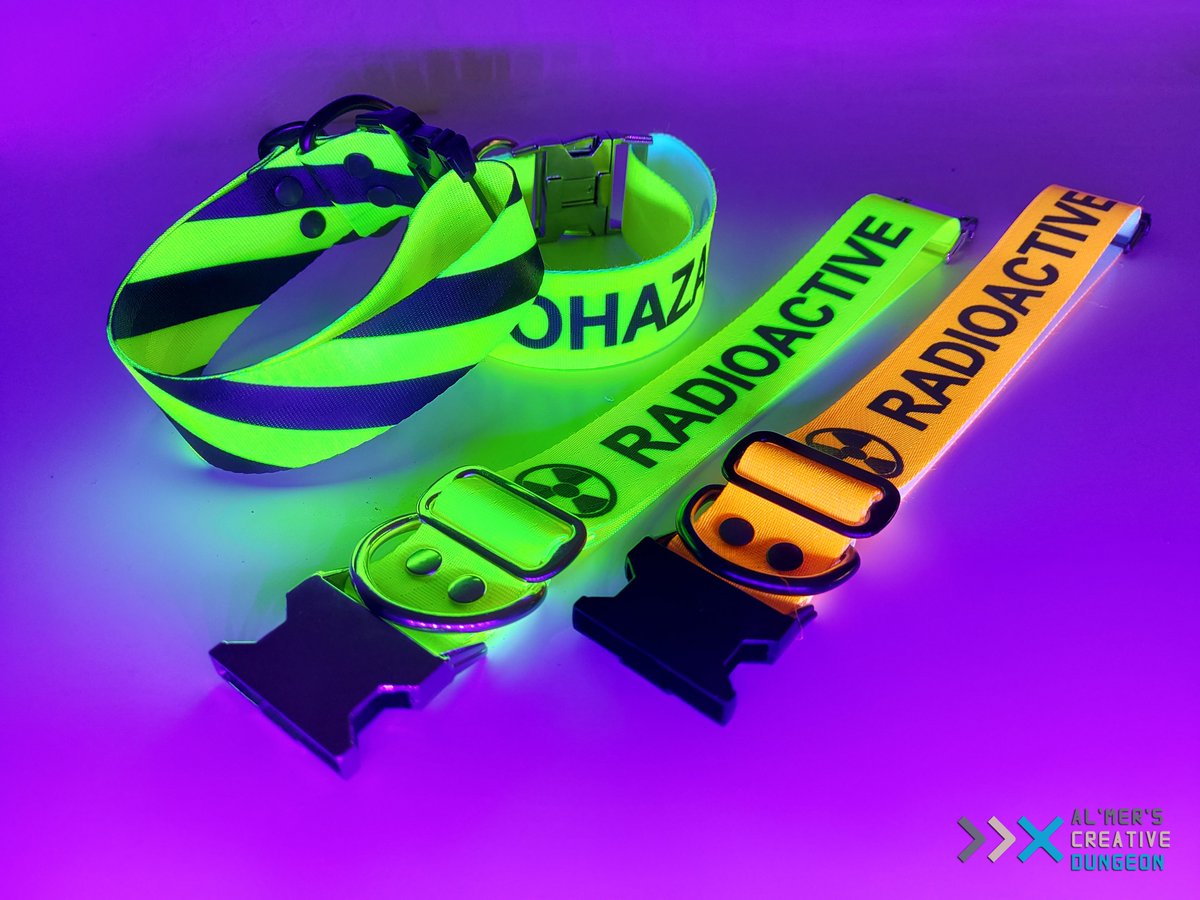 Hazardous collars. UV reactive.

#furry #furrycommission
