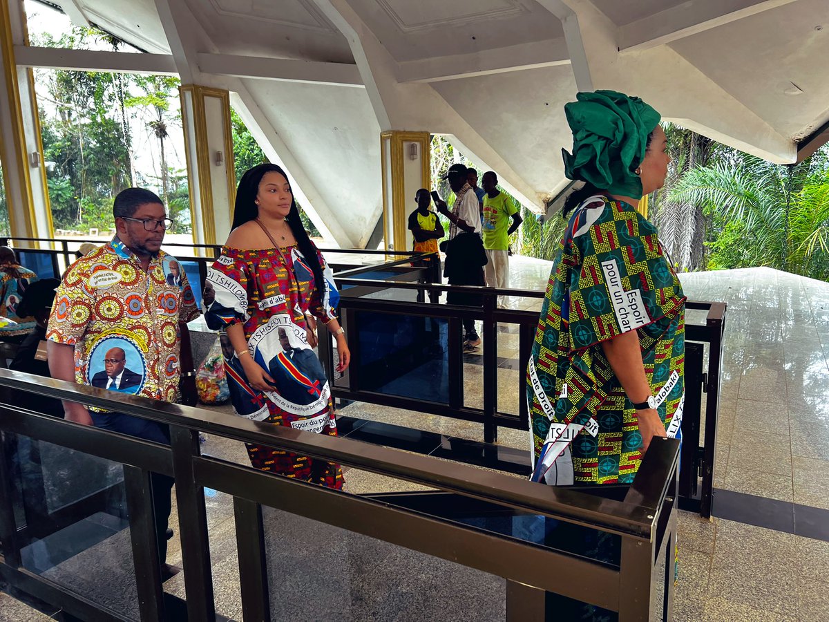 itamboMotema's tweet photo. #SINGINI , depuis 2009 je ne suis plus revenue voir mon arrière-grand-père Mbuta Joseph Kasa-vubu. Un moment replis d’émotions avec mes parents, ainsi que ceux qui nous ont accompagner. Une pensée spécial pour toi et j’espère que de la haut tu veilles sur nous et nous guide🕊❤️ https://t.co/XR2ylKVcNT