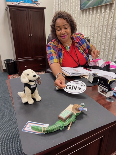 GNVChamber's tweet photo. Gator found!! Lori Warren spotted this fellow traveller, created by artist Dianne Tonnessen, at the Gainesville Regional Airport! This guy had some adventures before Lori scooped him up! #gnv #gnvlovesgators #dukeenergy #gainesvillesportscommission #artisansguildgallery https://t.co/1vQB6bb4iI