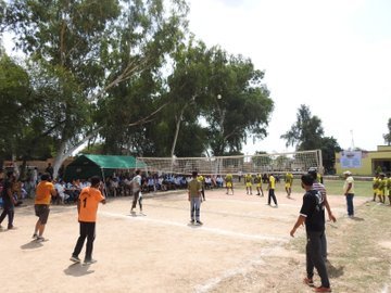 Parveen41062403's tweet photo. #IndianArmy  organised #Volleyball for the #Youth of #border villages of  to promote sports culture &amp; #IndianArmy's commitment towards Nation Building
#KheloIndia #Corrie #USOpen
#FitIndia #11YrsOfCultMANKATHA
@akshaykumar @prodefencejammu #قضية_كنو #مرتضى_منصور #شكرا_كنو https://t.co/gyBXVRE0FG