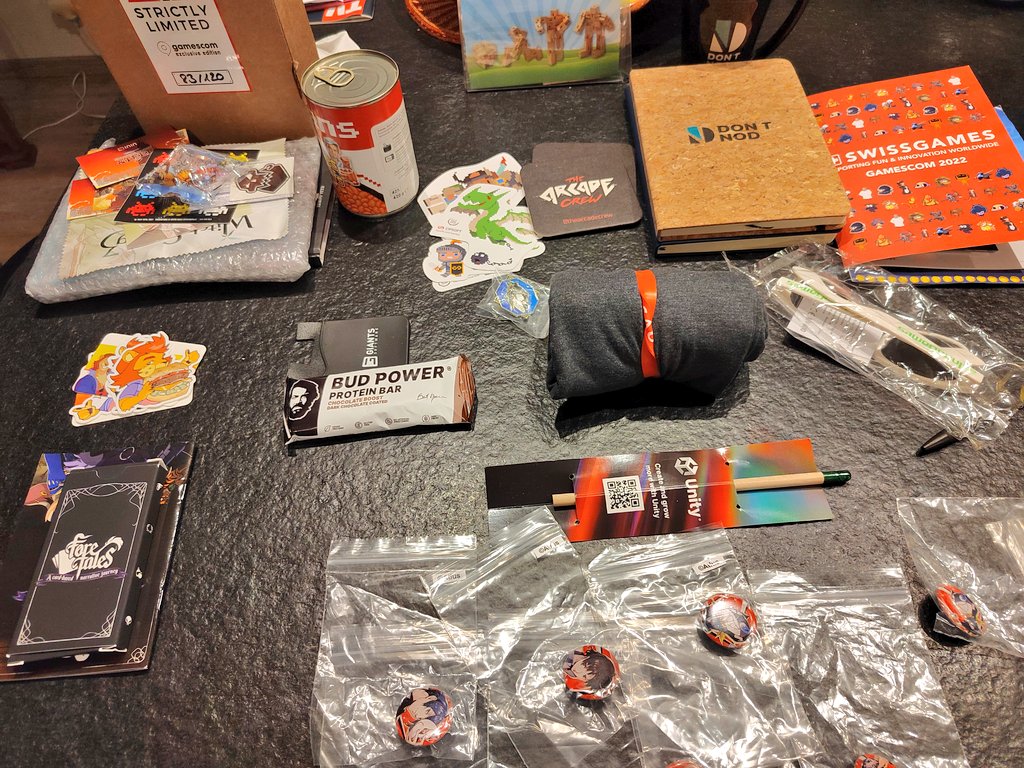 Bon la #gamescom2022 est finie il est temps de rédiger les articles pour <a href="/Airgamingpocket/">Air-Gamer - le gars qui fait semblant de jouer</a> et de ranger les Goodies (je ferais des photos plus précise pour le site) 

#Gamescon #GOODIES #videogames #videogamer #Videogame