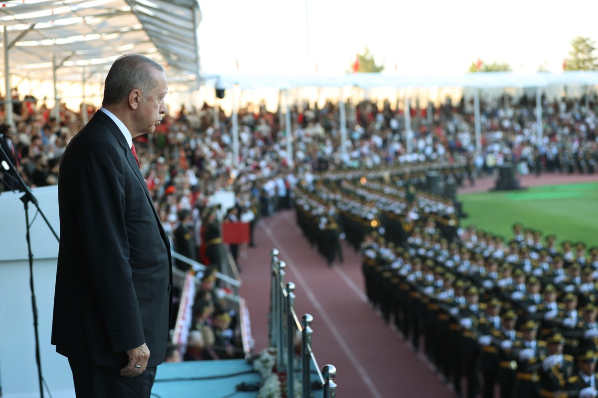 Kara Harp Okulumuzdan bu yıl diplomalarını alarak ordumuzun saflarına katılan 903 teğmenimiz ile 51 misafir öğrencimizi tebrik ediyorum.

Türk Silahlı Kuvvetlerimiz ile dost ülke ordularının yeni mezunlarımızla daha da güçlendiğine yürekten inanıyorum.