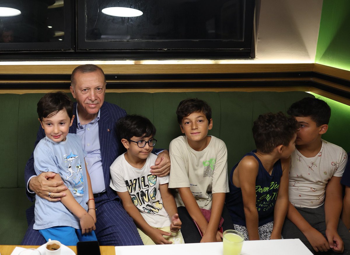 30Ali06's tweet photo. 7’den 70’e herkes’mi sever 😍🧿 

#ÇokSeviyoruz @RTErdogan ❤️ https://t.co/coM5g7isHz