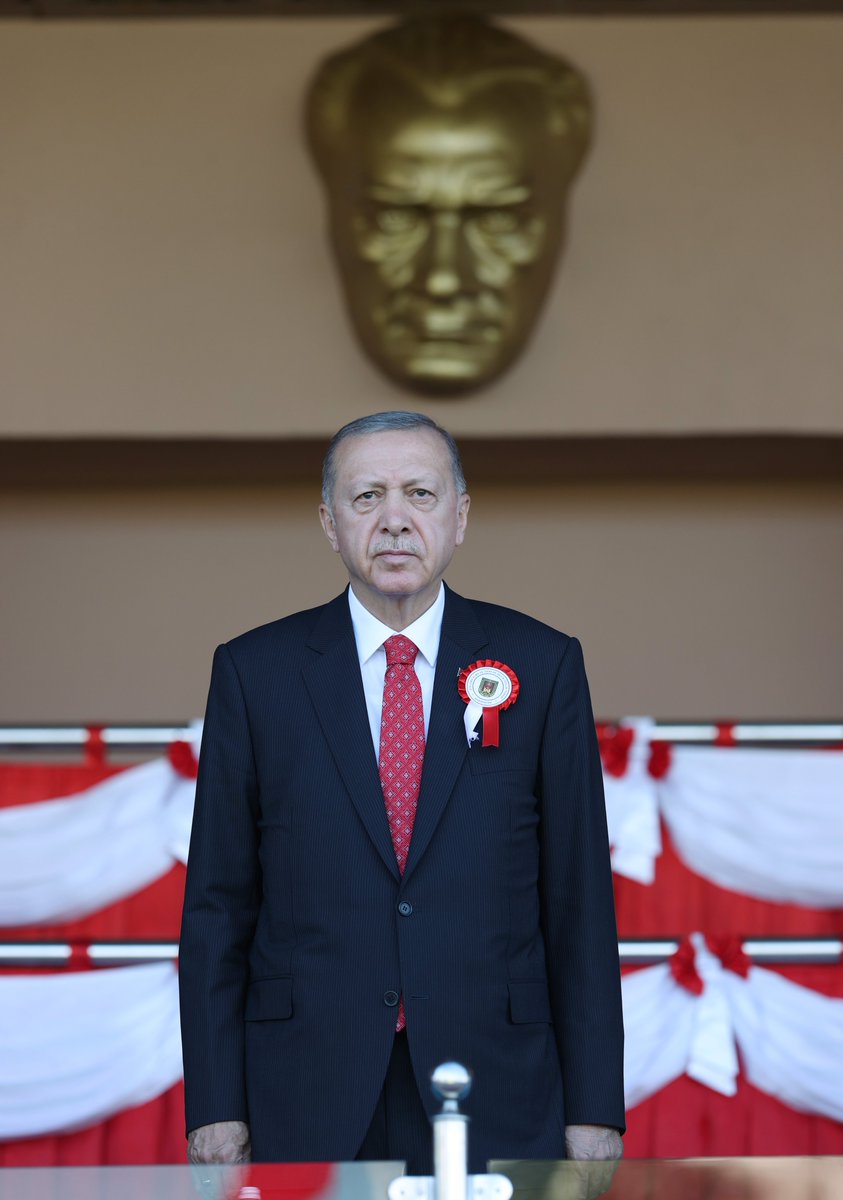 Cumhurbaşkanımız Recep Tayyip Erdoğan, Milli Savunma Üniversitesi Kara Harp Okulu Diploma Alma ve Sancak Devir Teslim Töreni'ne katıldı.