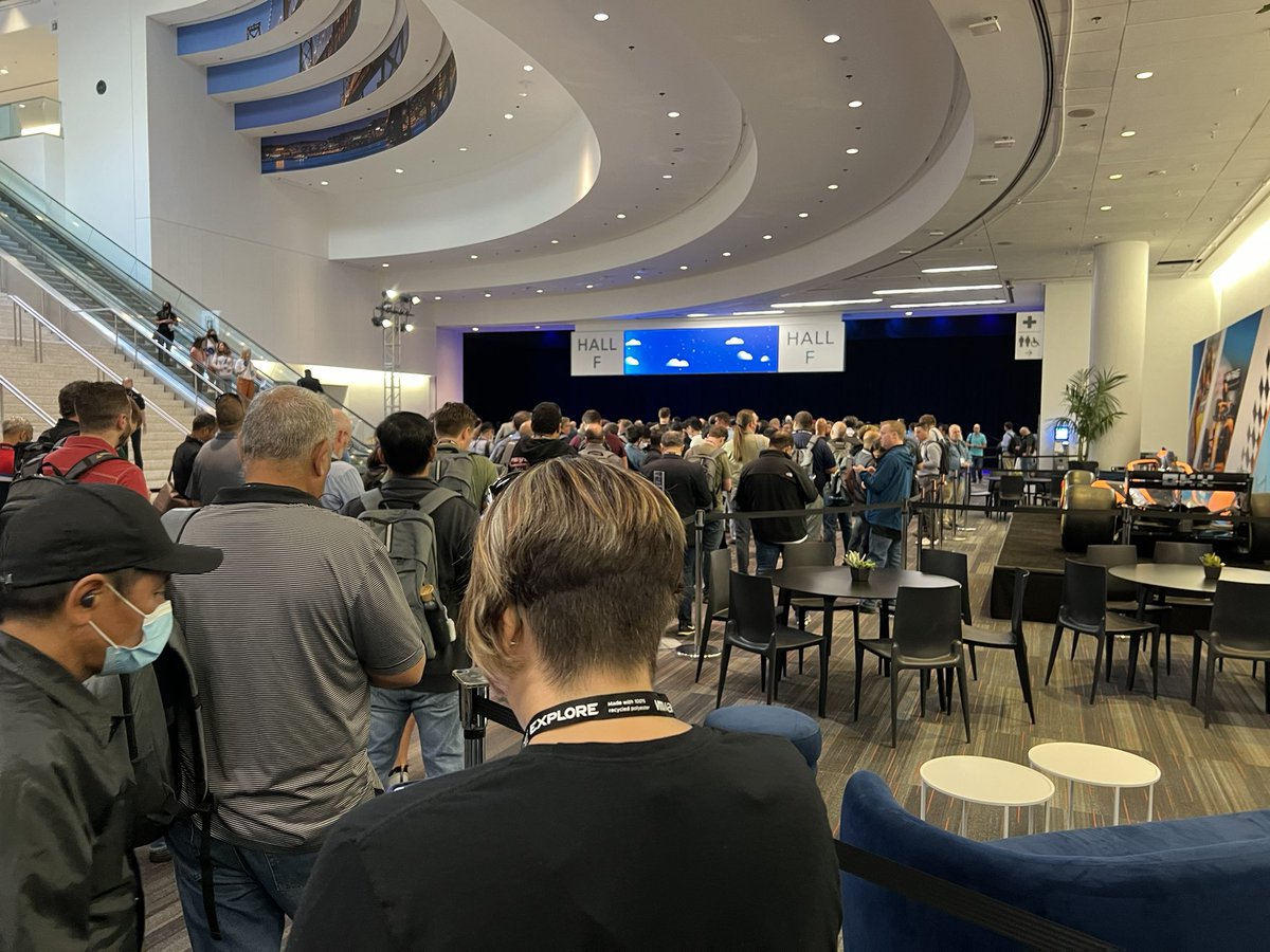 General session time here at <a href="/VMwareExplore/">VMware Explore</a> #VMwareExplore #vmwareanalyst