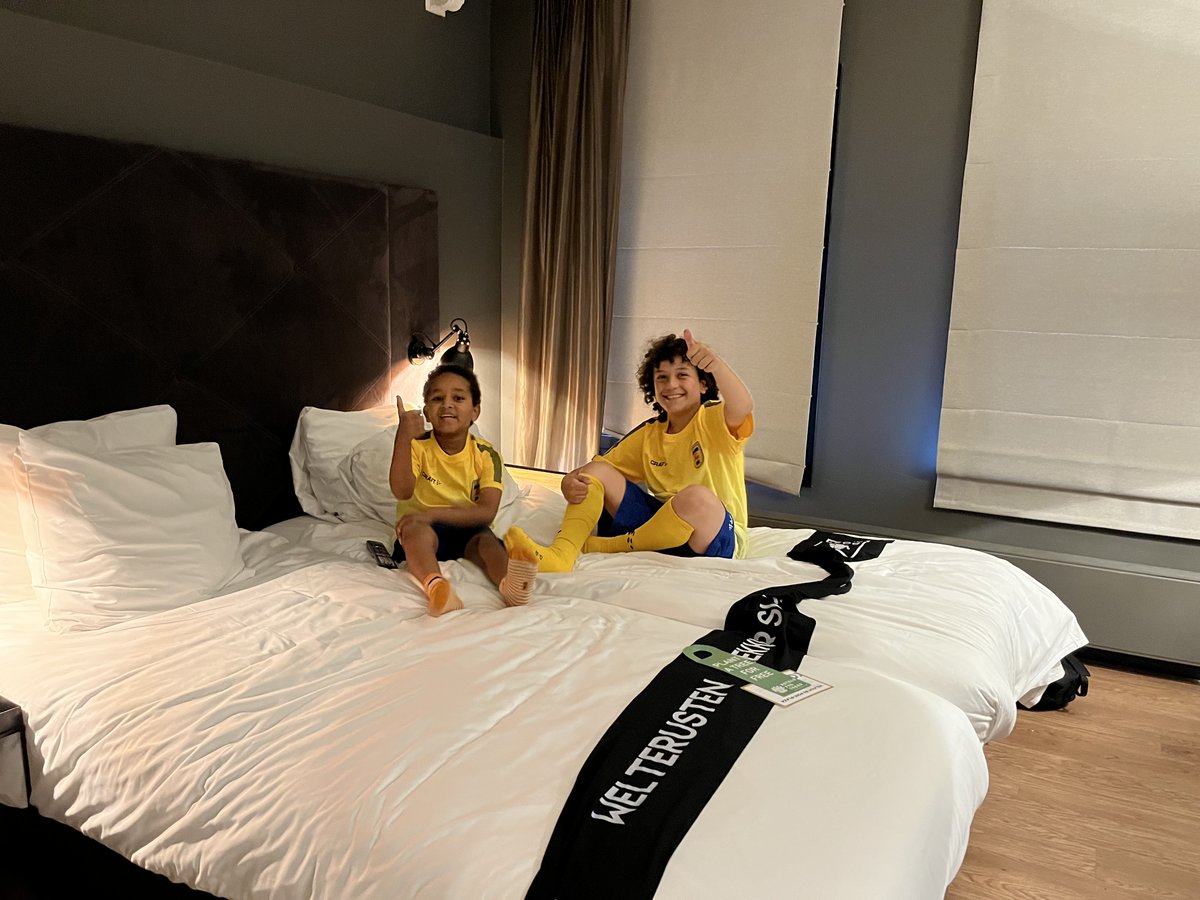 CambuurVerbindt's tweet photo. Wat was het VIP-Weekend geweldig! Lees hier het hele verslag; https://t.co/Qxbkfo2d2j 🤩 @HotelPostPlaza @JwAmaryllis https://t.co/TnlHcvP53Y