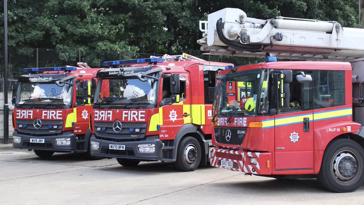 LondonFire_'s tweet image. Last Summers line up at A33 Tottenham including a reserve ALP #fire #london #londonfire #londonfirebrigade @HaringeyLFB @LondonFire