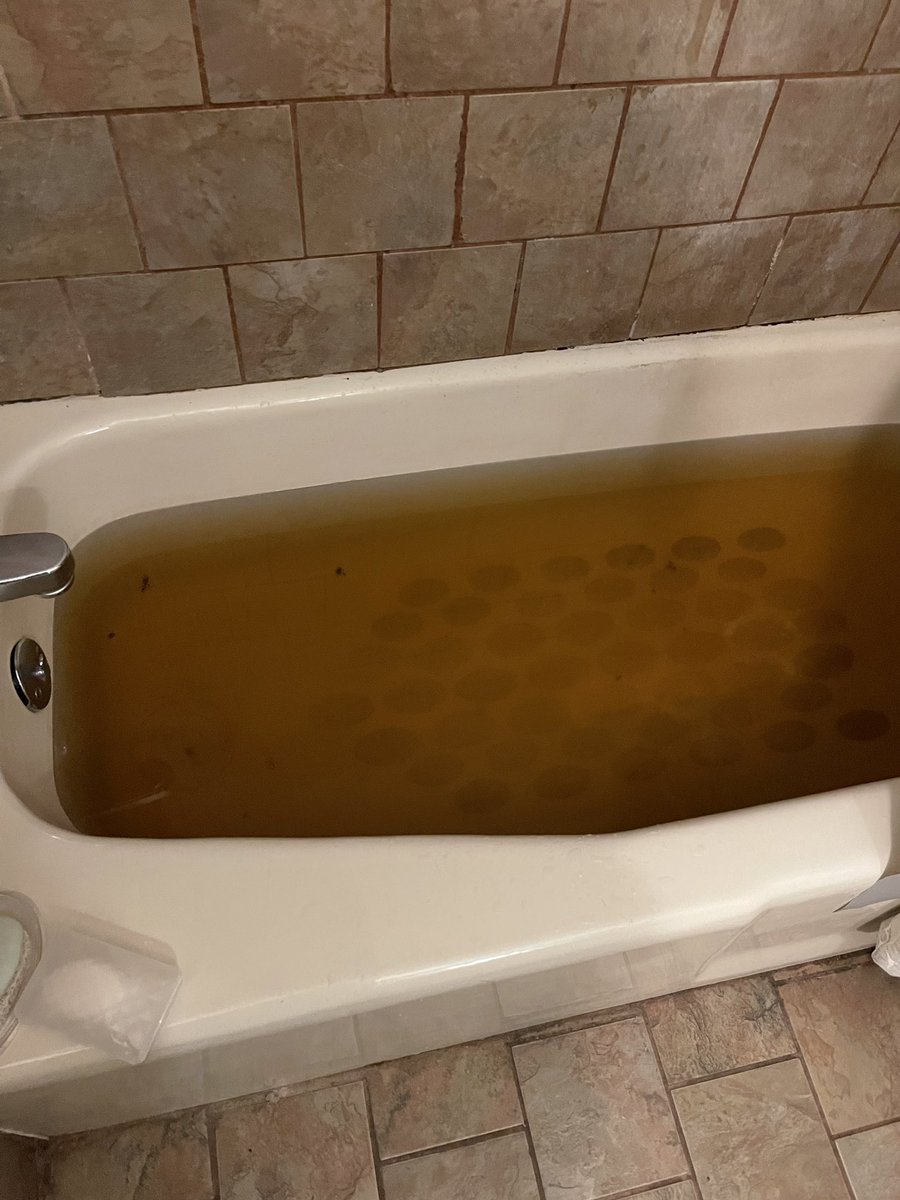 Chef__Beezy's tweet photo. This is the water that the Mayor stood in a press conference and said he would drink 😒😒

#prayforjackson #jacksonwatercrisis https://t.co/UWwYfkvsFE