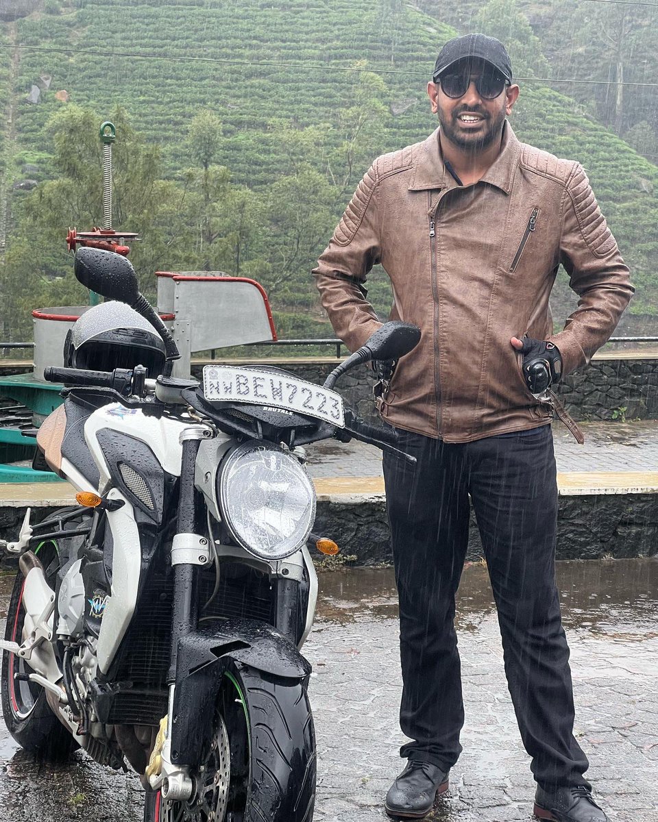 RushdyMansoor's tweet photo. Had a long Ride after age’s! #HondaHornet #Bikeride #SriLanka #HondaRacing https://t.co/jbiGmnkf3L