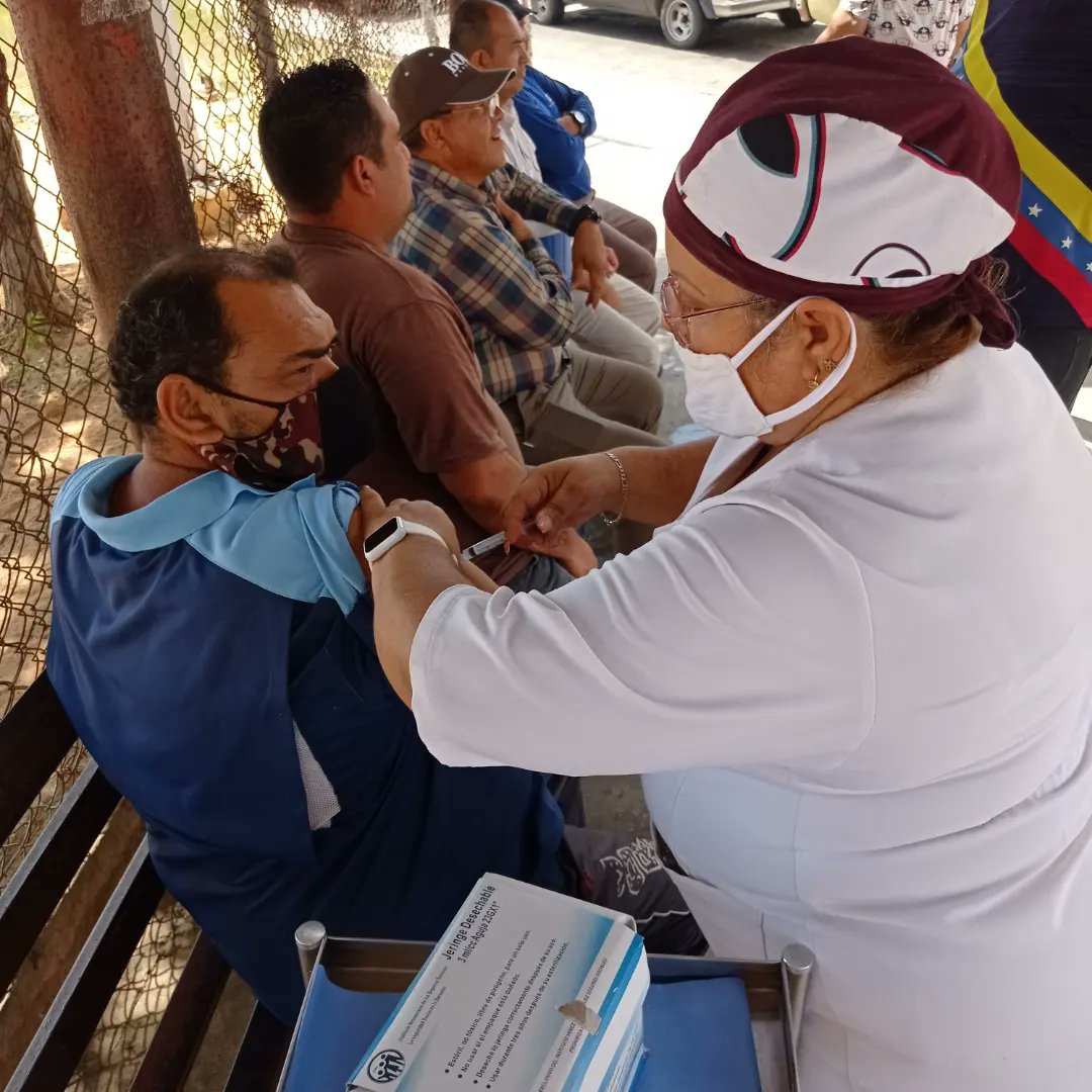 IVSSHOSPMNT's tweet photo. #30deAgosto| En el @IVSSHOSPMNT activos con el Plan de Inmunización a la población con la aplicación de las vacunas contra Covid-19, antiinfluenza y toxoide.Todos los días de 8:30 am a 12:00pm.
#VenezuelaenVictoria #refuerzatuvacuna
@nicolasmaduro 
@magalygutierrezvina https://t.co/RrEHKSYVph