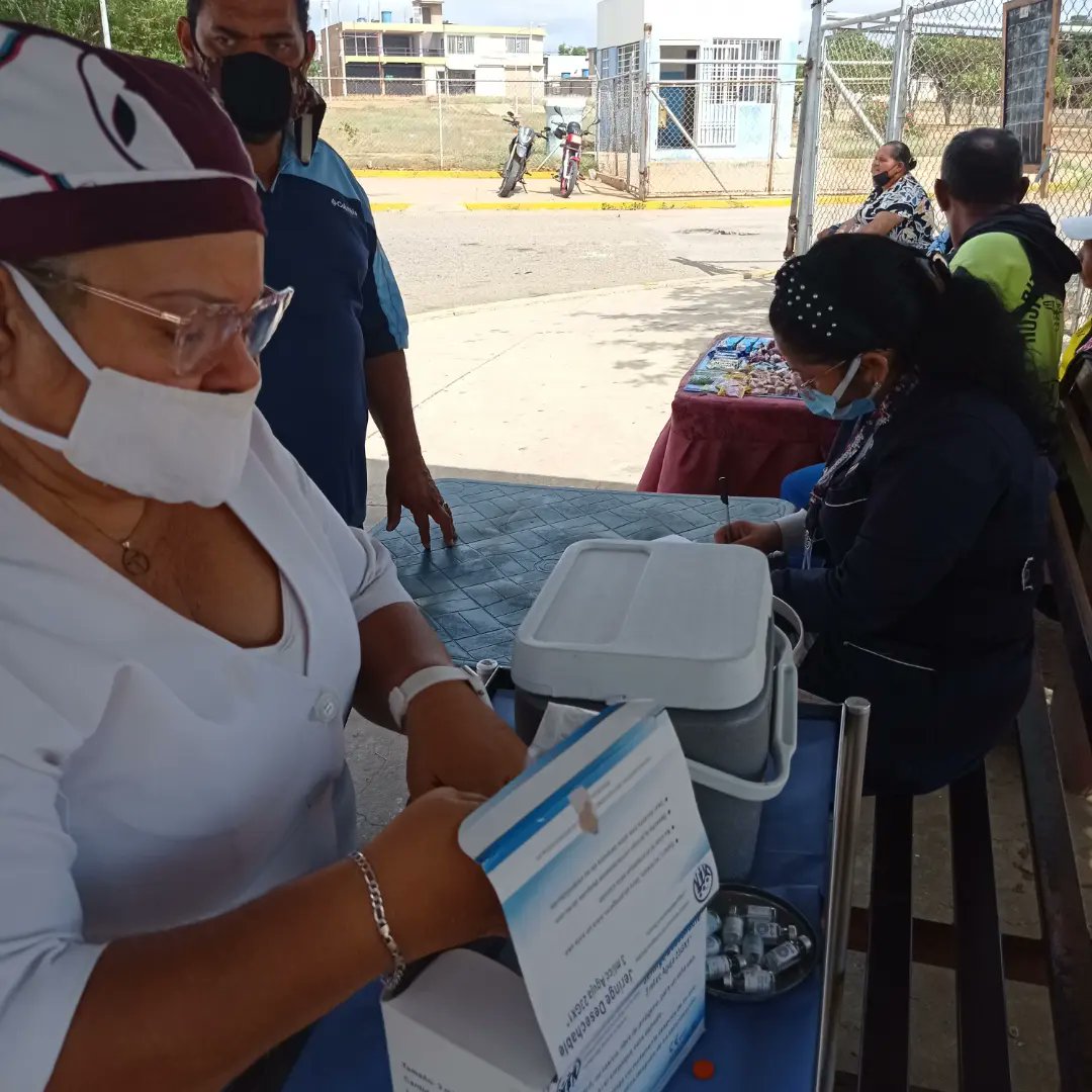 IVSSHOSPMNT's tweet photo. #30deAgosto| En el @IVSSHOSPMNT activos con el Plan de Inmunización a la población con la aplicación de las vacunas contra Covid-19, antiinfluenza y toxoide.Todos los días de 8:30 am a 12:00pm.
#VenezuelaenVictoria #refuerzatuvacuna
@nicolasmaduro 
@magalygutierrezvina https://t.co/RrEHKSYVph