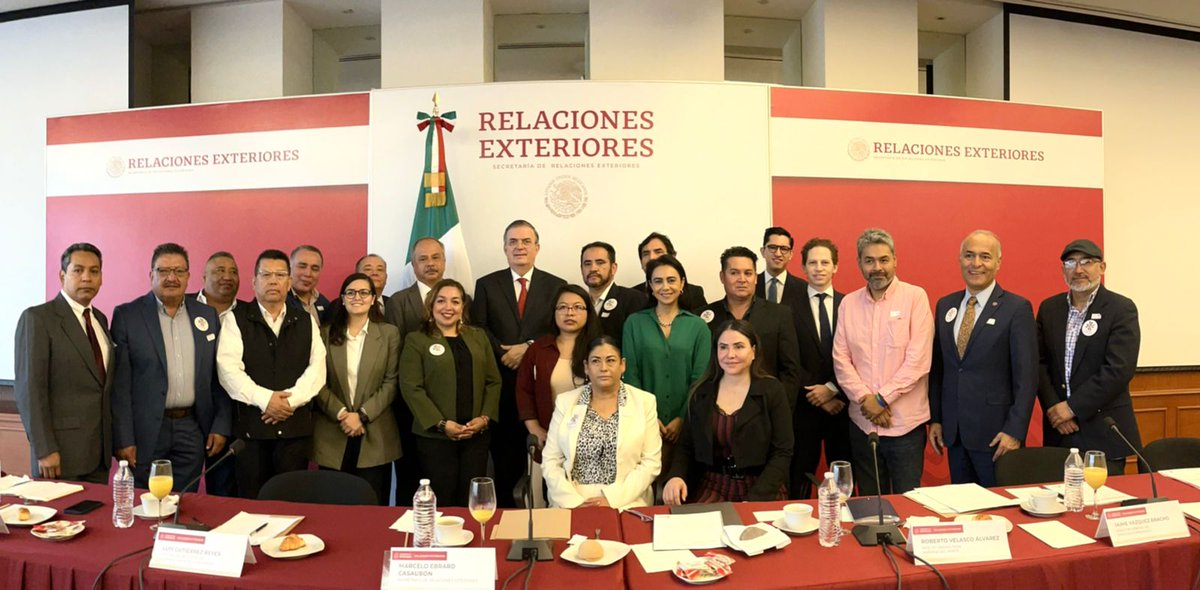 m_ebrard's tweet photo. Como lo instruyó el Presidente López Obrador tuvimos reunión con diversas organizaciones de connacionales en los Estados Unidos. Fructífero. Haremos plan conjunto de acción 2022- 2024. Estaremos informando avances semanales. https://t.co/6hGoPVxiQO